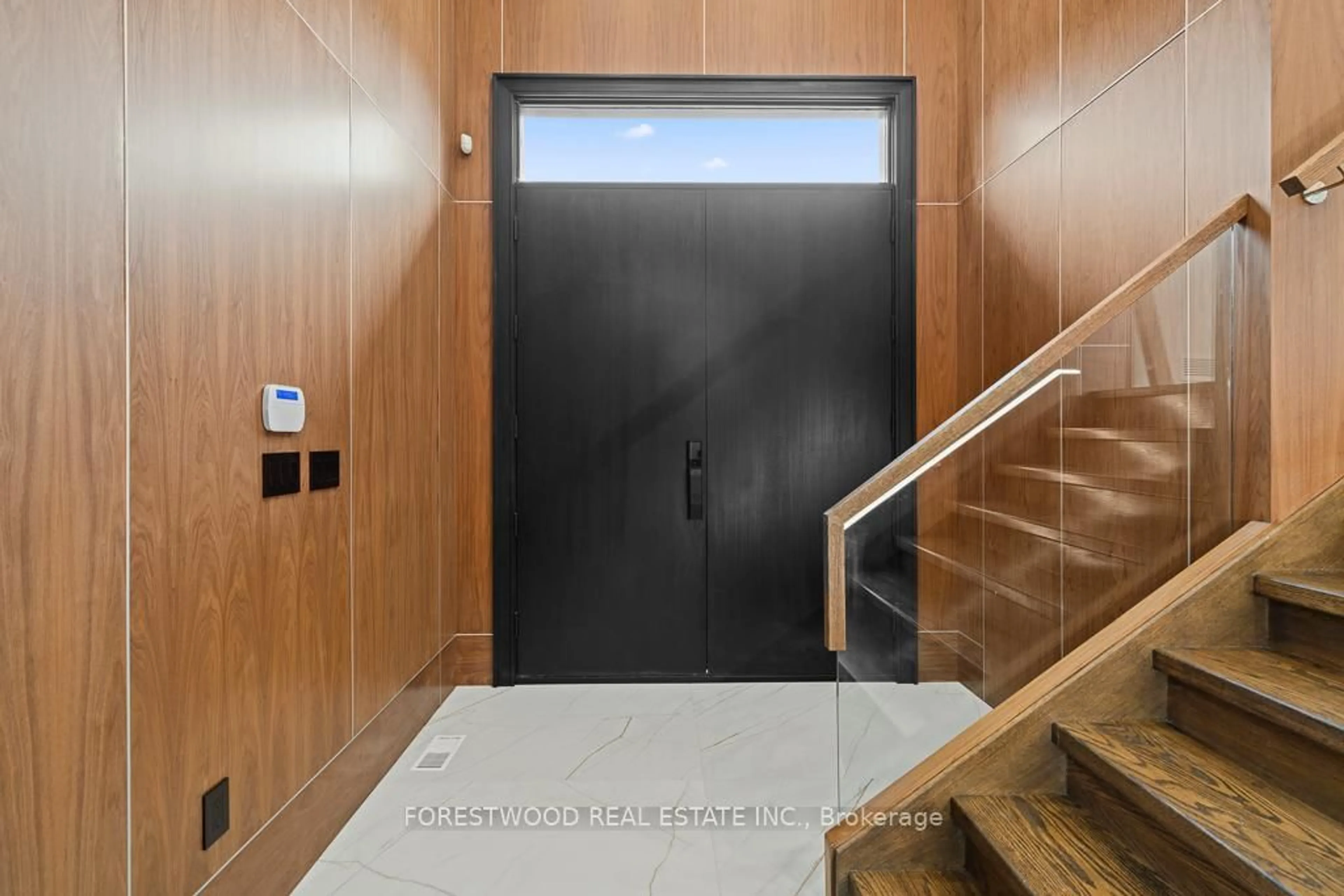 Indoor foyer for 291 Poyntz Ave, Toronto Ontario M2N 1J8