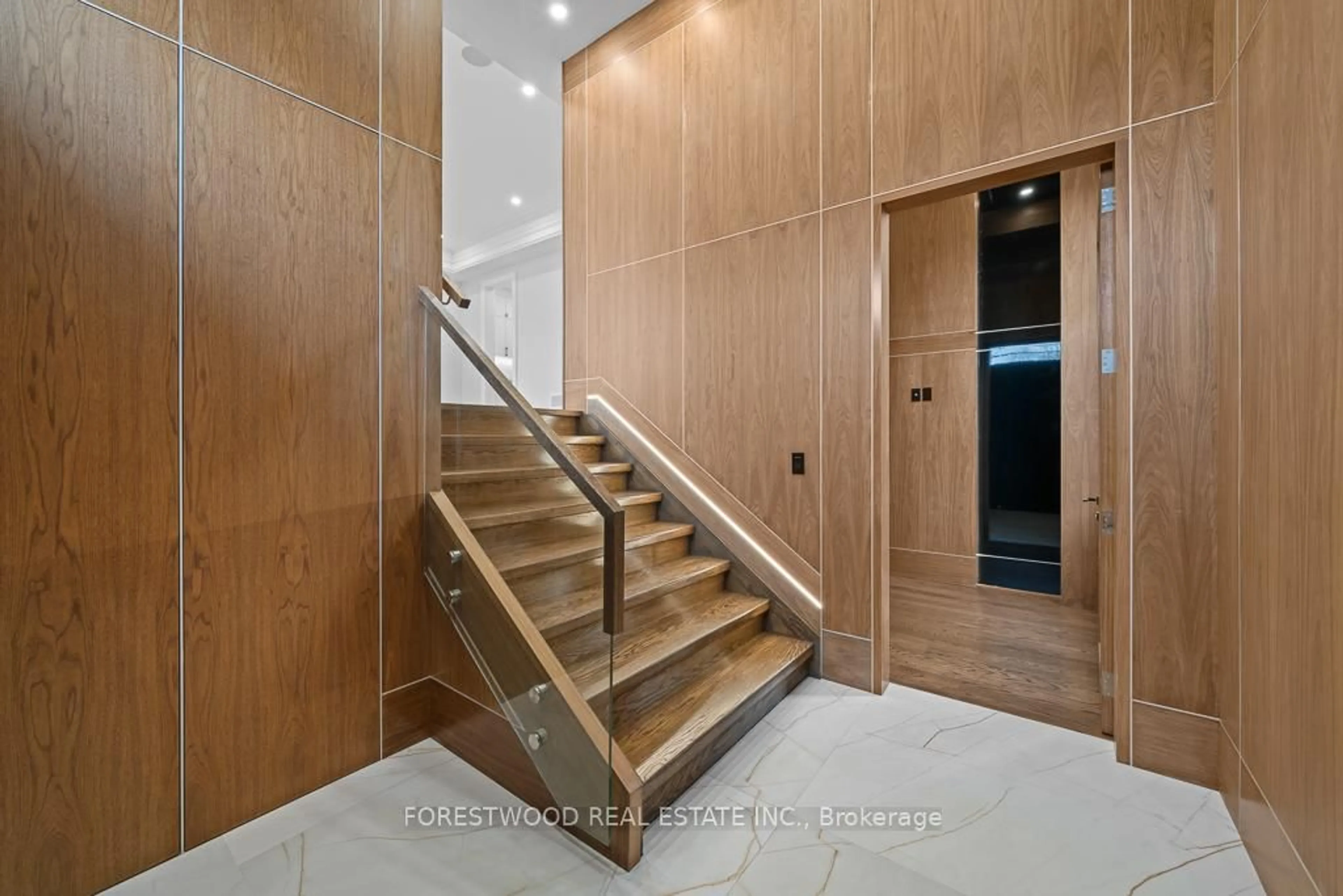 Indoor foyer for 291 Poyntz Ave, Toronto Ontario M2N 1J8