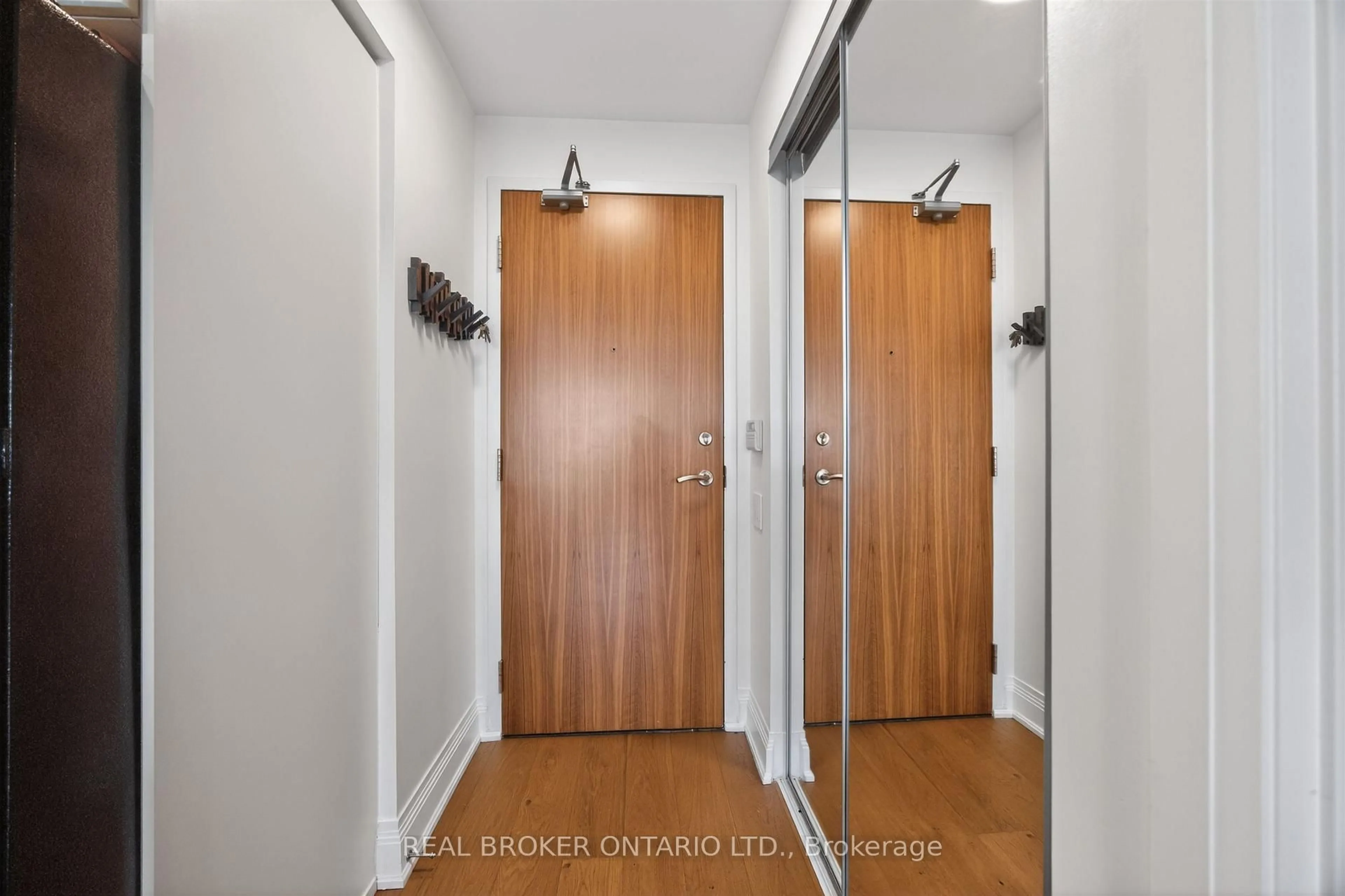 Indoor foyer for 2191 Yonge St #4603, Toronto Ontario M4S 3H8