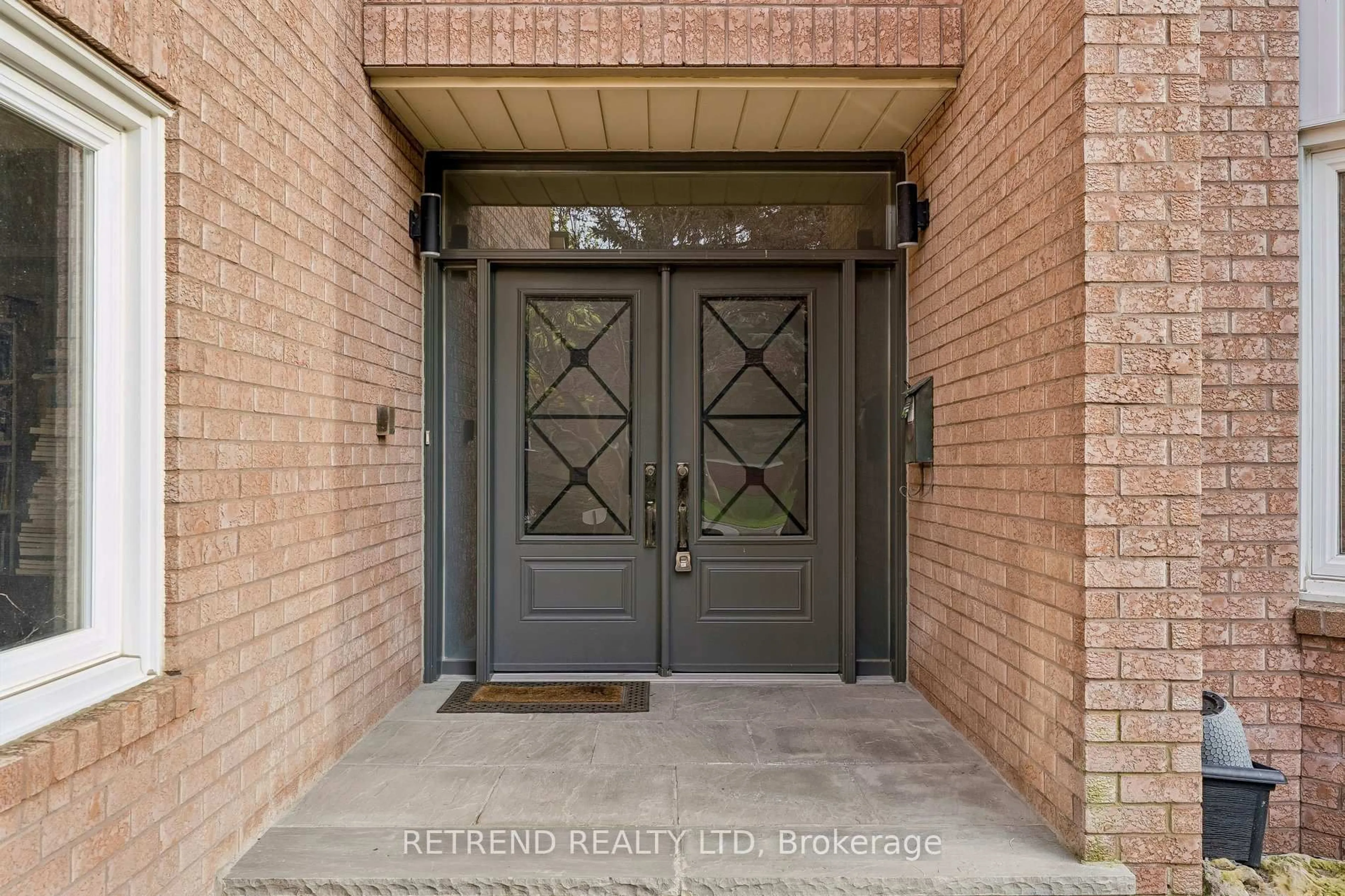Indoor entryway for 111 Hillcrest Ave, Toronto Ontario M2N 3N8
