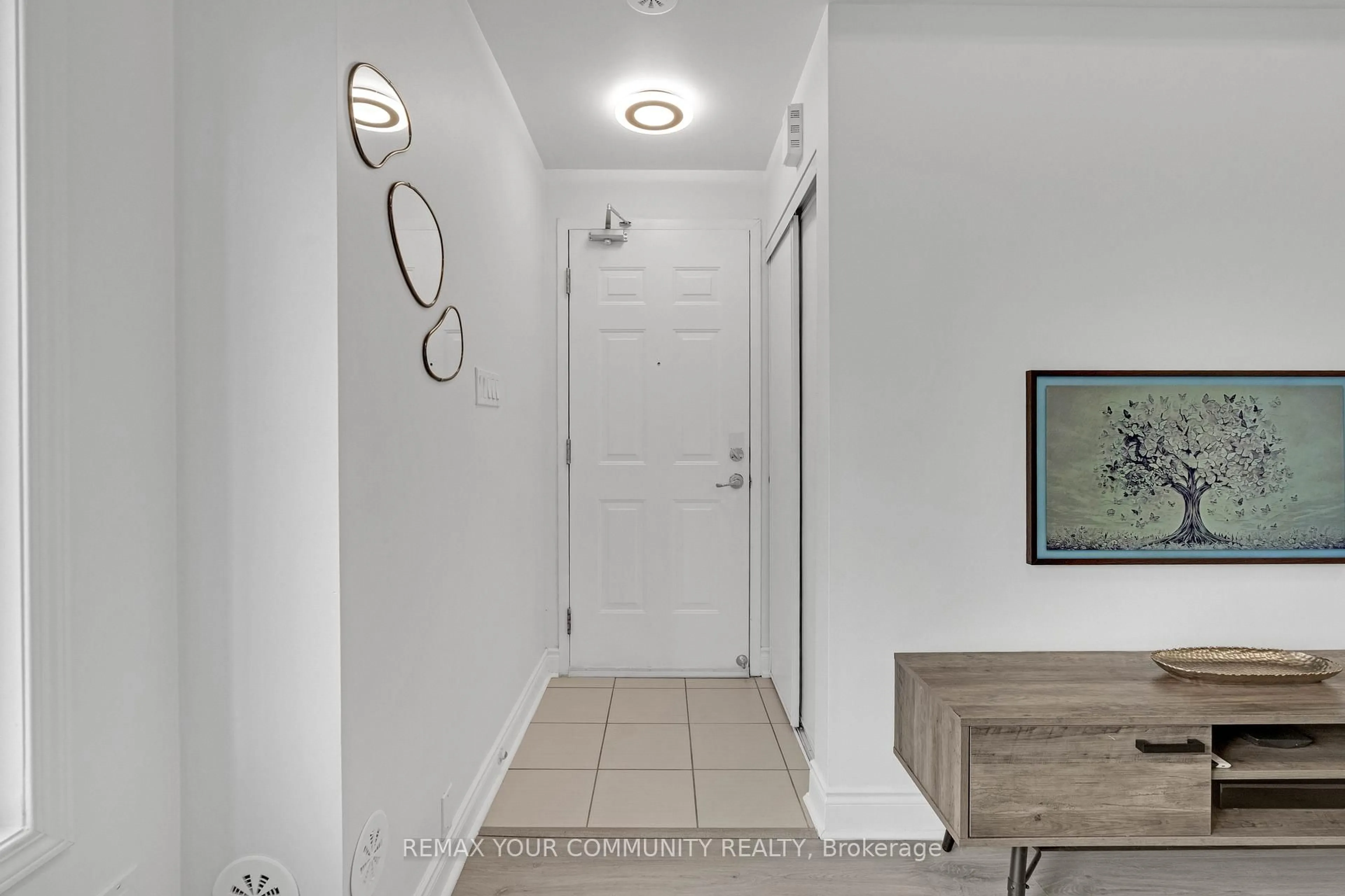 Indoor entryway for 17 Coneflower Cres #218, Toronto Ontario M2R 0A5