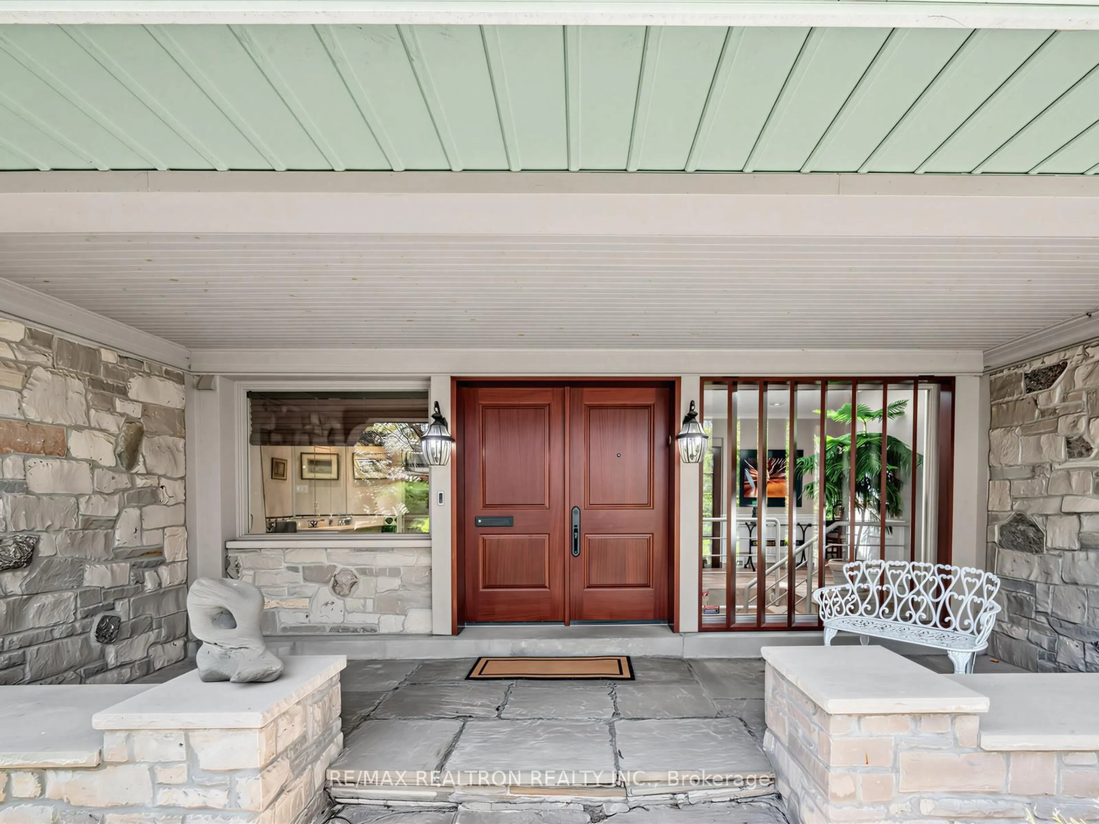 Indoor entryway for 11 Mead Crt, Toronto Ontario M2L 2A5