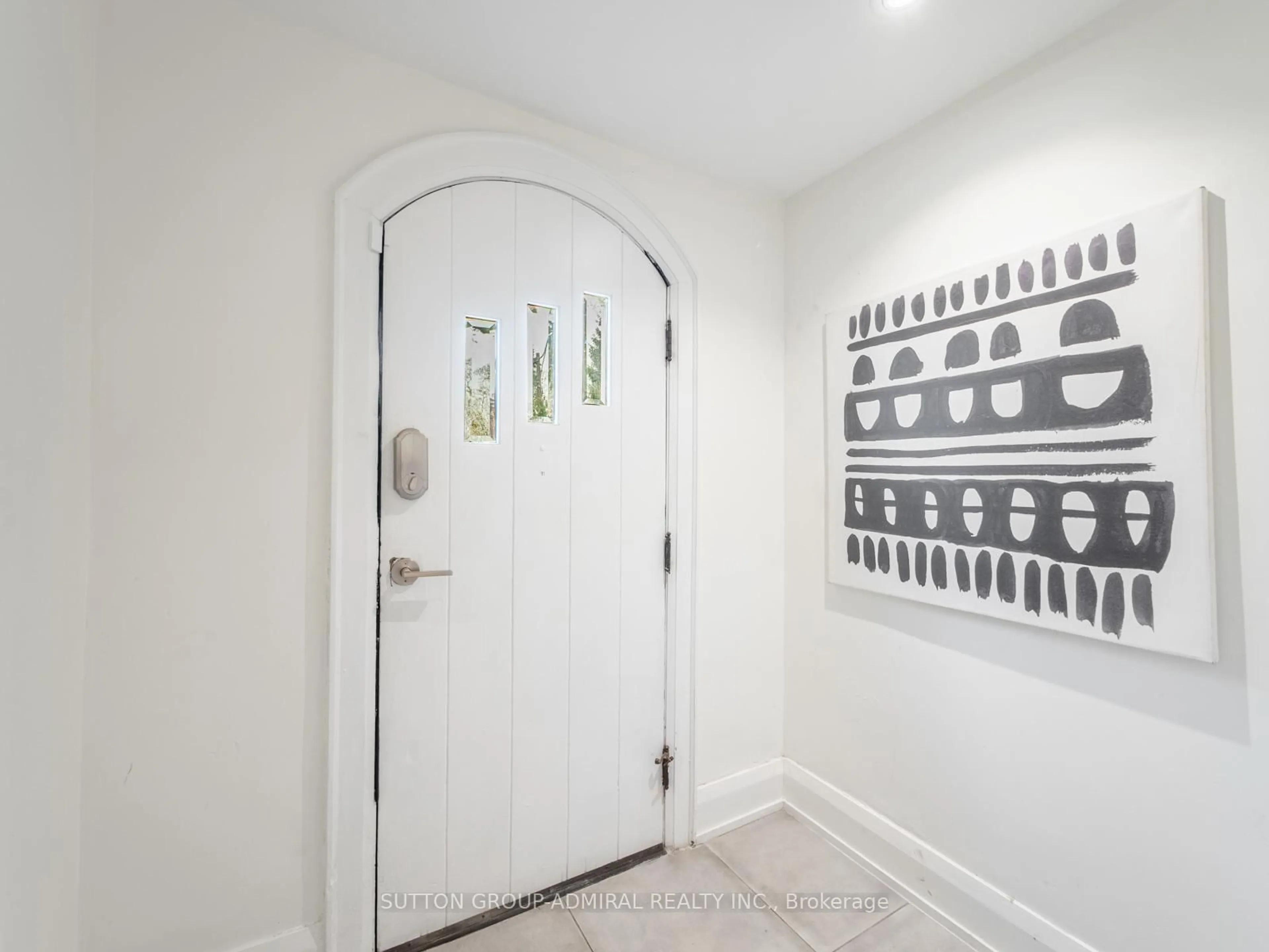 Indoor entryway for 7 Glenarden Rd, Toronto Ontario M6C 3J8