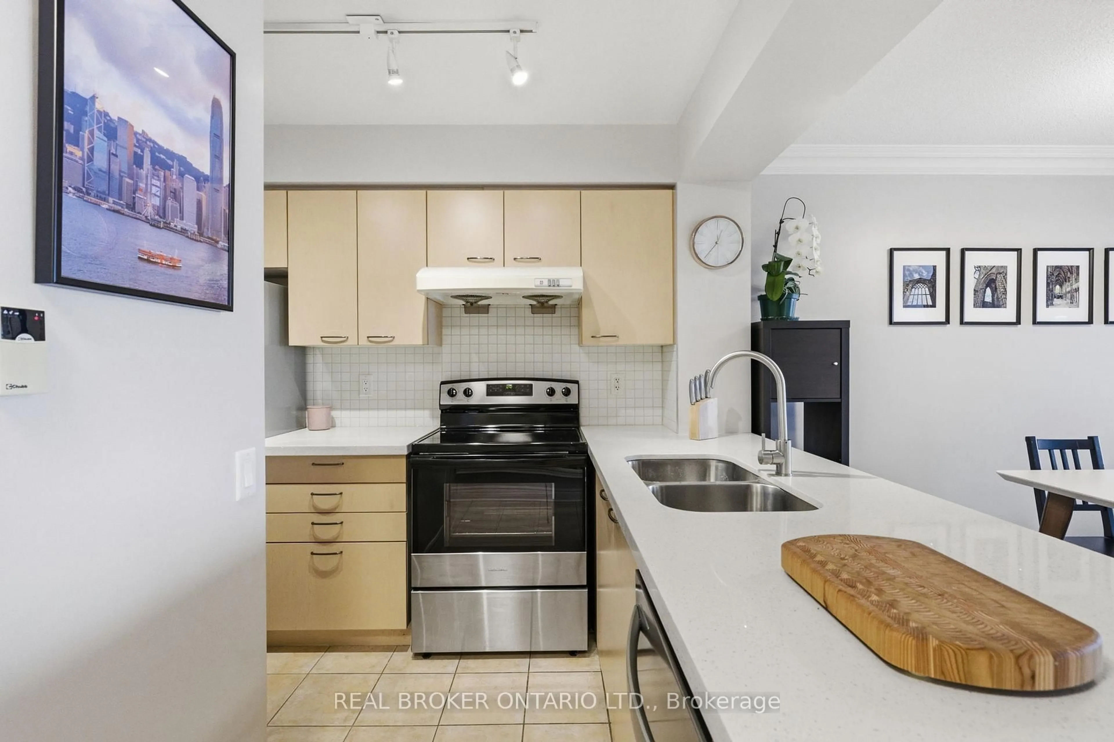 Standard kitchen, ceramic/tile floor for 2 Clairtrell Rd #609, Toronto Ontario M2N 7H5