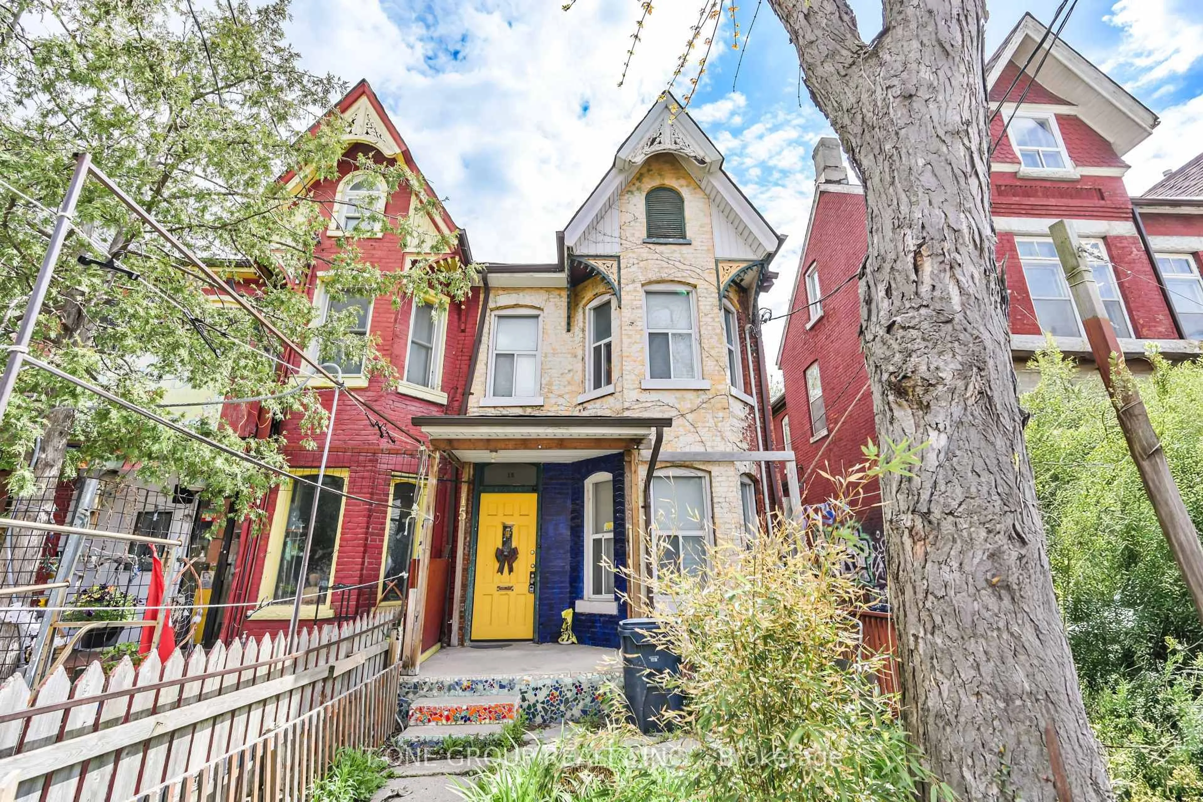 Home with brick exterior material, street for 15 Kensington Ave, Toronto Ontario M5T 2J8