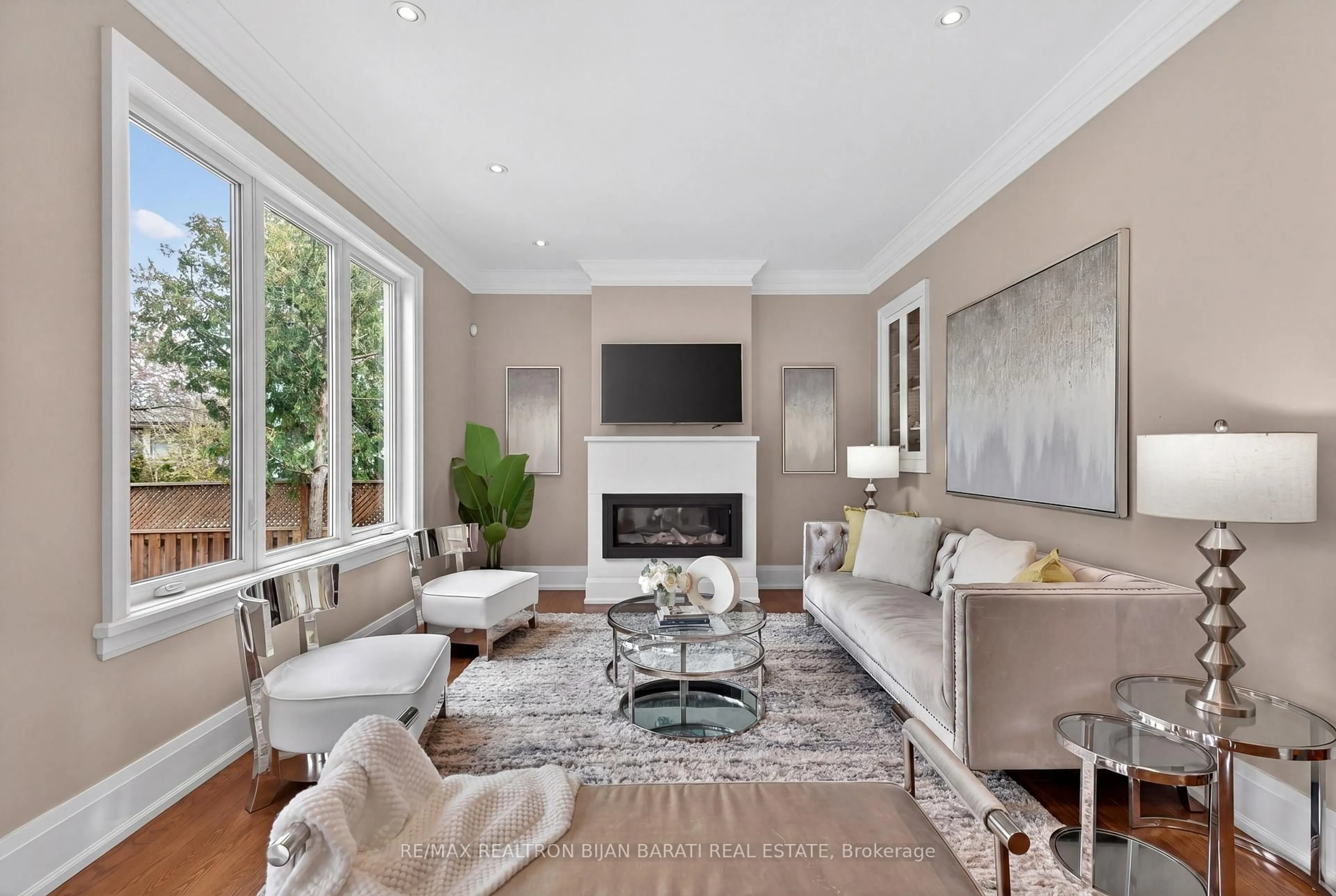 Living room with furniture, unknown for 20 Windham Dr, Toronto Ontario M2K 1X8