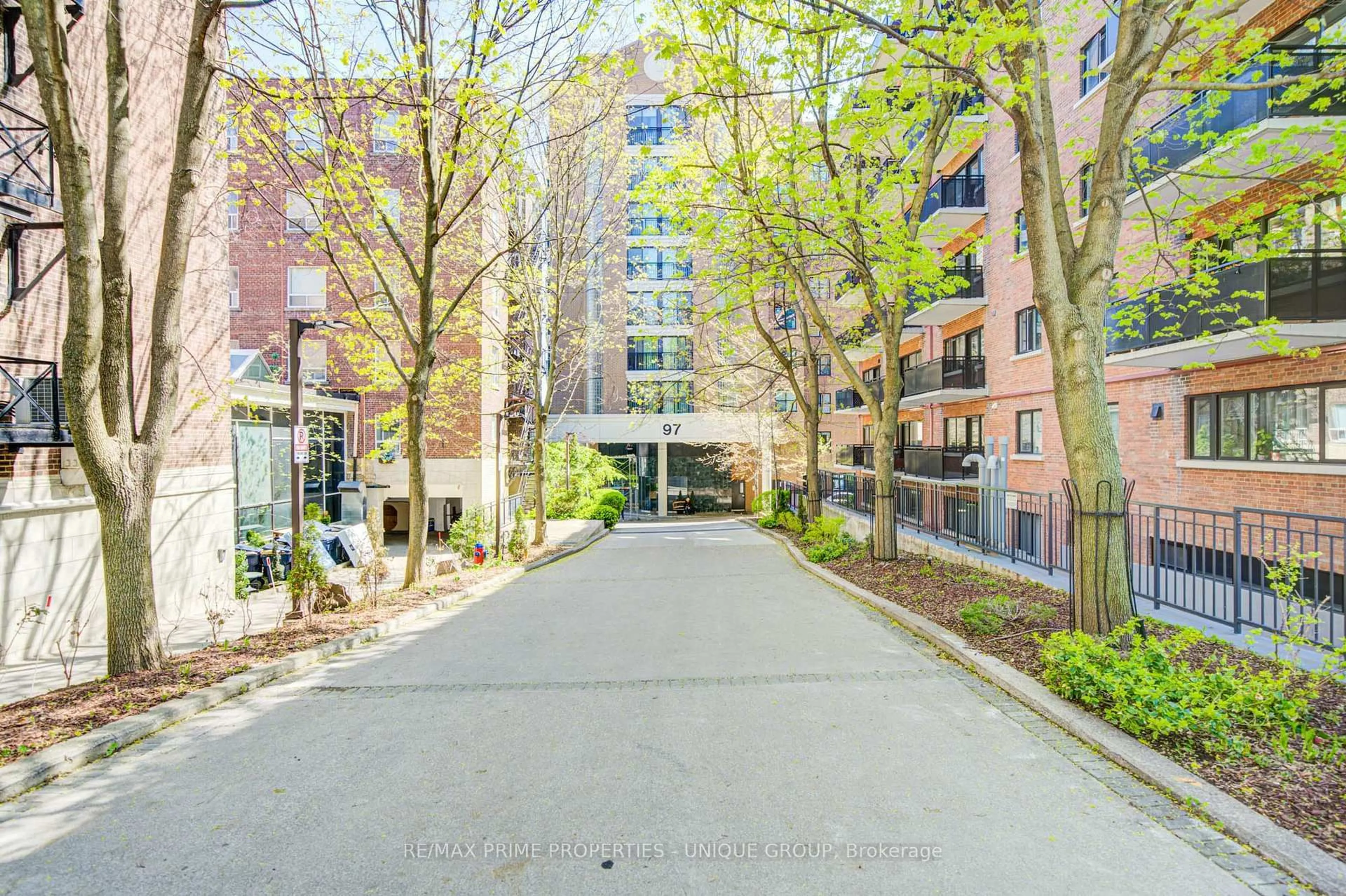 Patio, street for 97 Lawton Blvd #202, Toronto Ontario M4V 1Z6