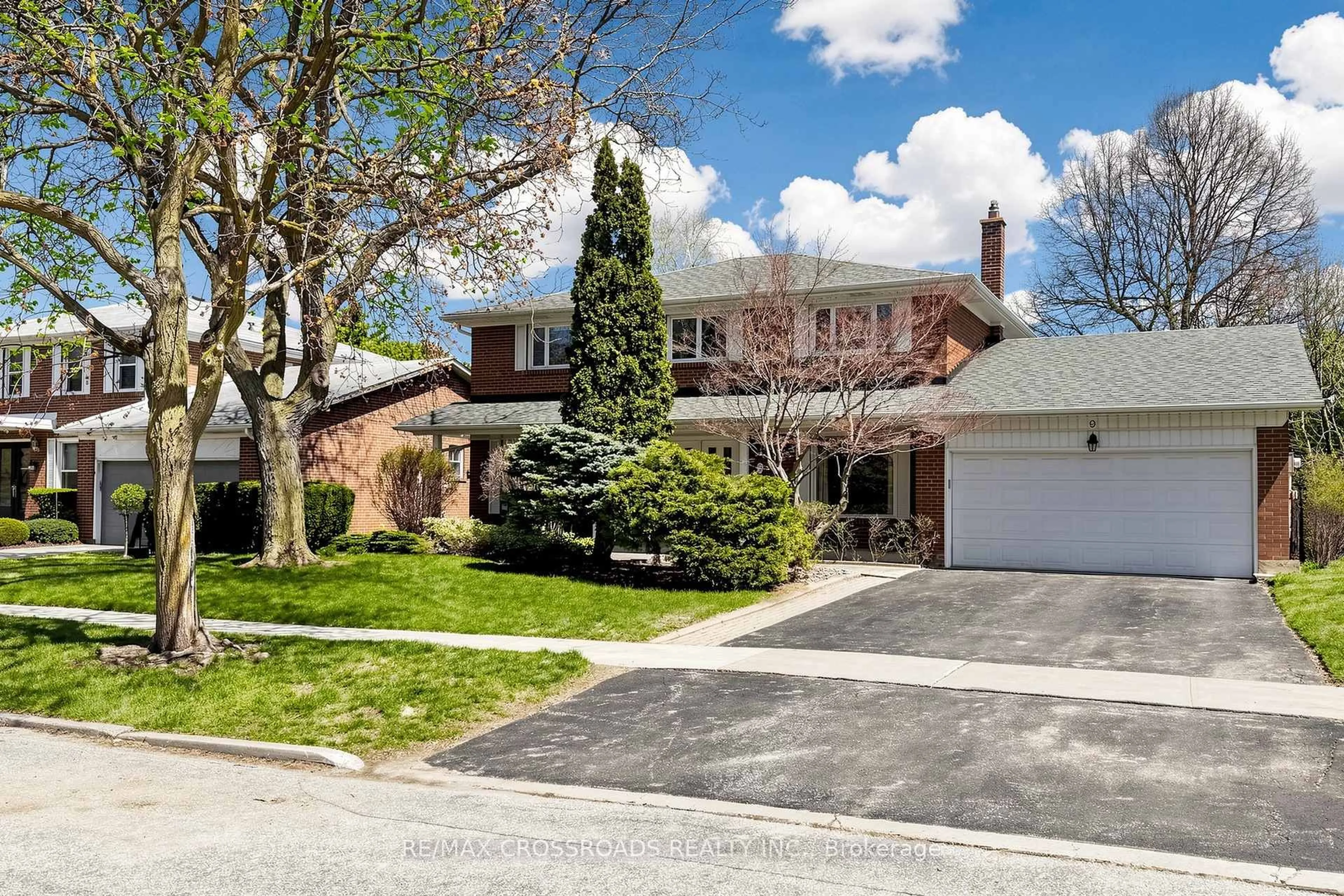 A pic from outside/outdoor area/front of a property/back of a property/a pic from drone, street for 9 Tullamore Dr, Toronto Ontario M2L 2E9