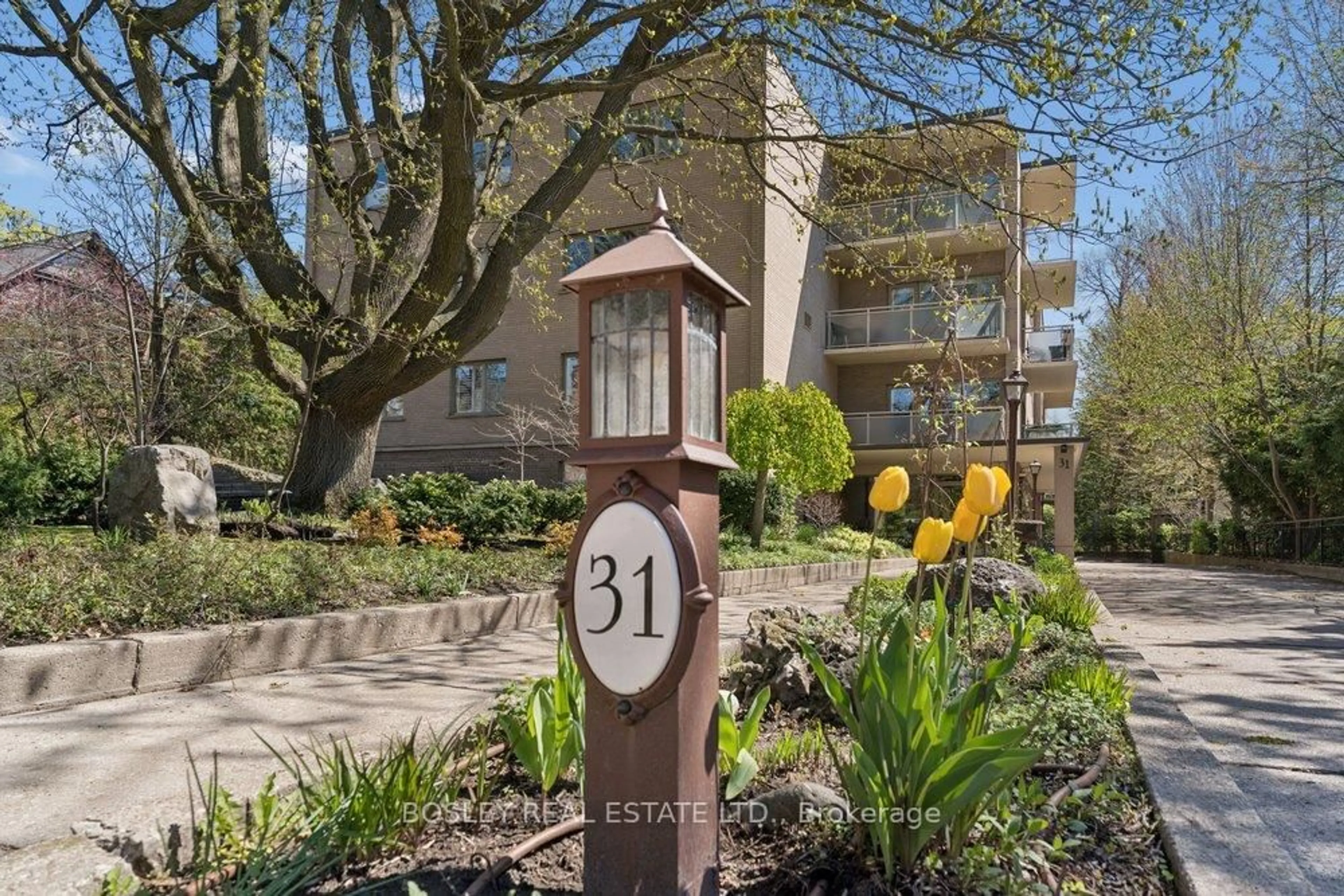 Indoor foyer for 31 Rosedale Rd #303, Toronto Ontario M4W 2P5