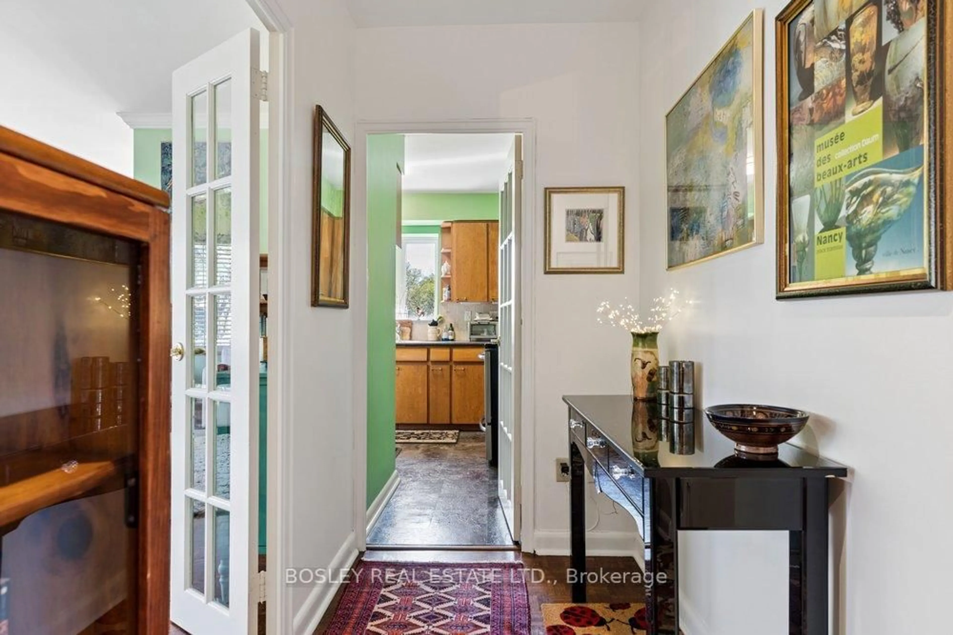 Indoor entryway for 31 Rosedale Rd #303, Toronto Ontario M4W 2P5