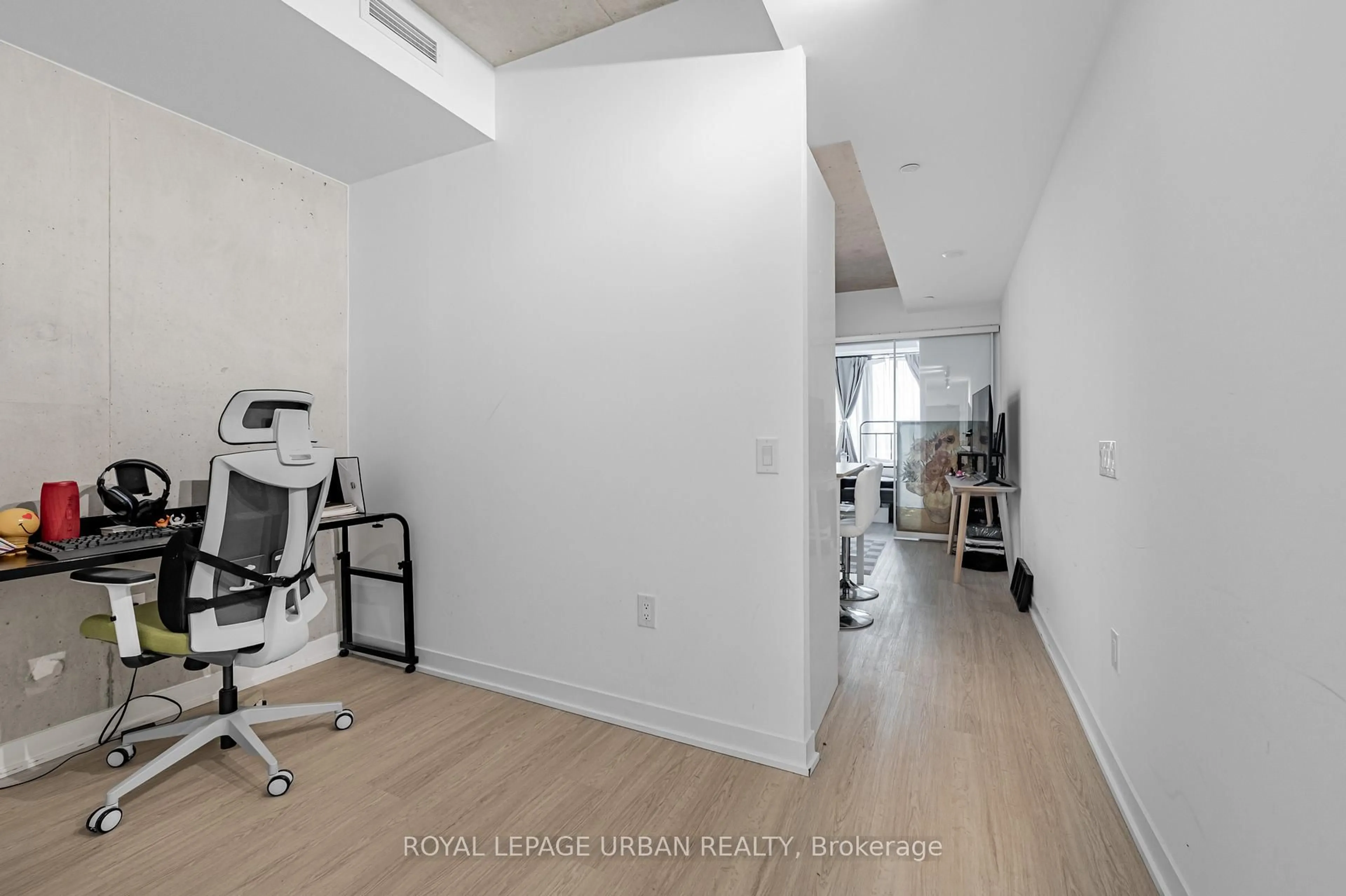 A pic of a room for 195 McCaul St #521, Toronto Ontario M5T 0E5
