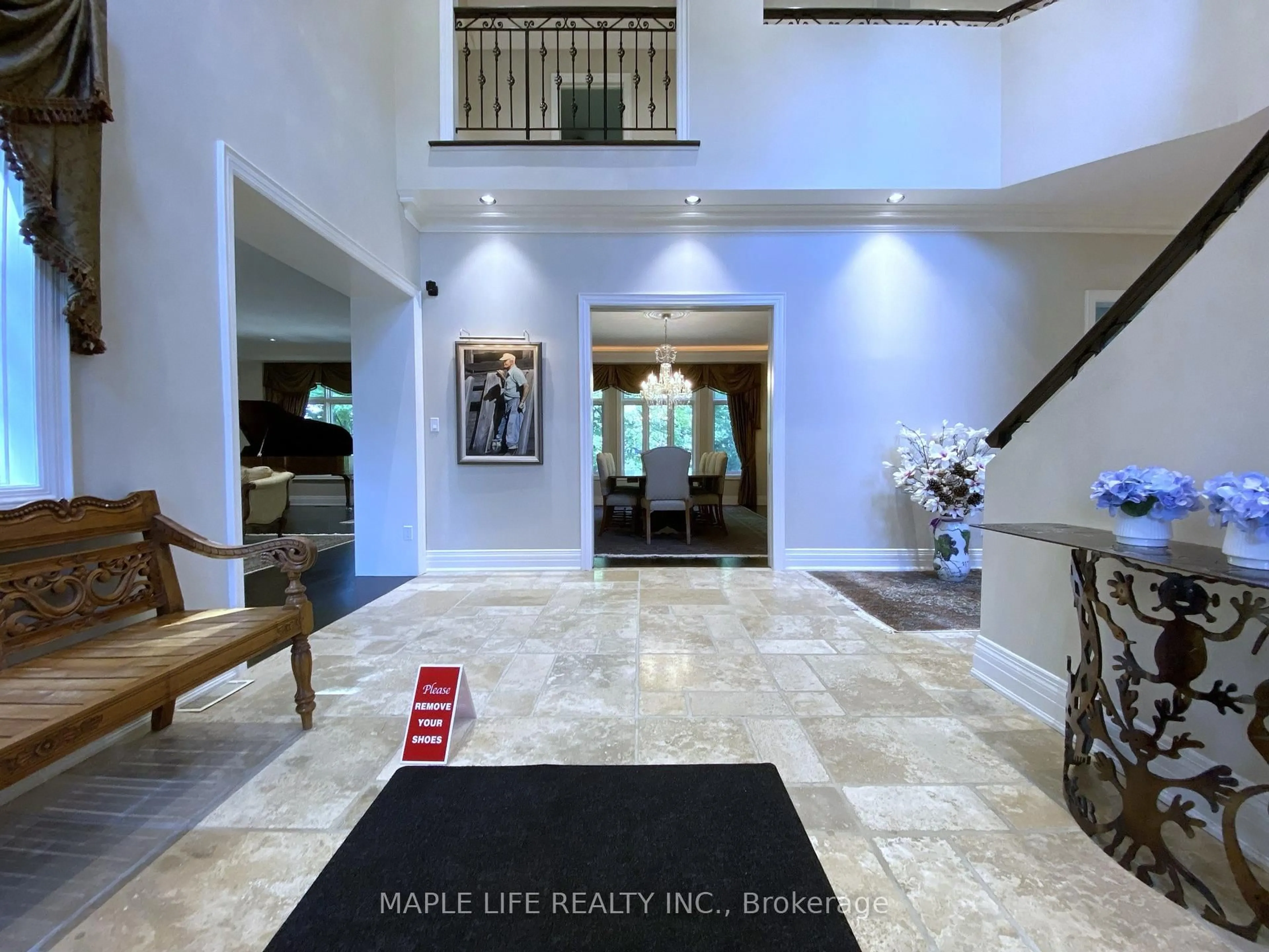 Indoor foyer for 8 Crete Crt, Toronto Ontario M3C 2N6