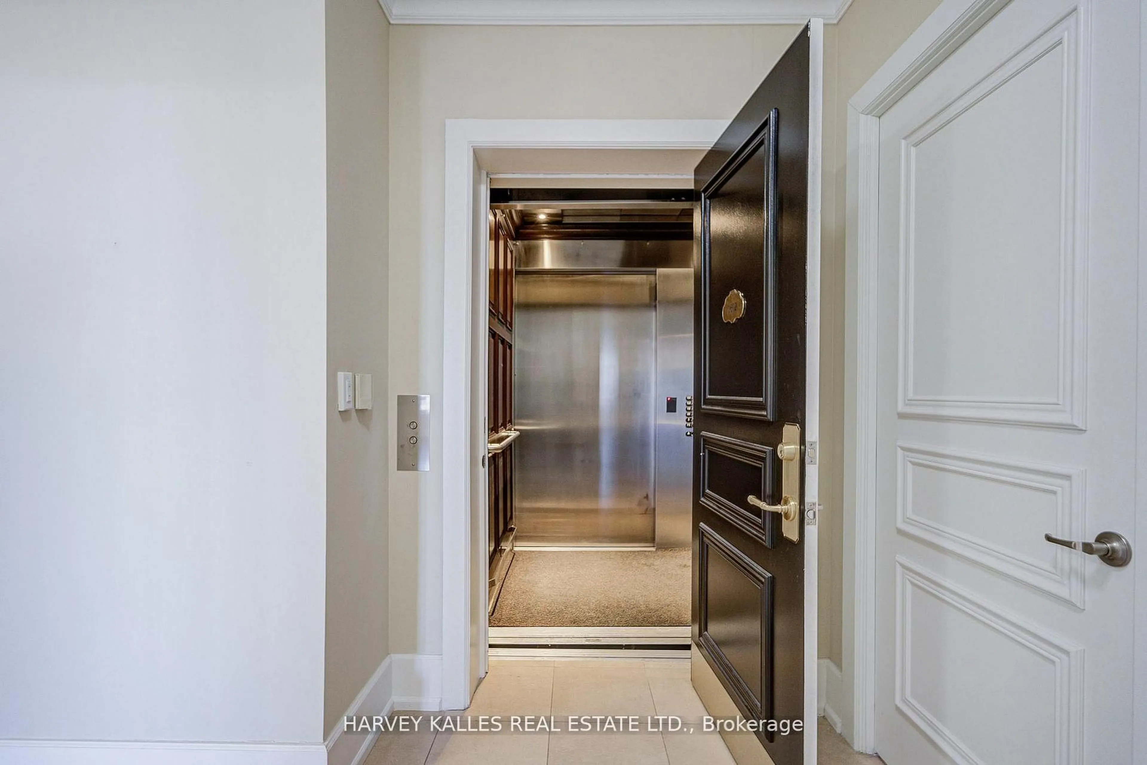 Indoor foyer for 660 Sheppard Ave #1602B, Toronto Ontario M2K 3E5