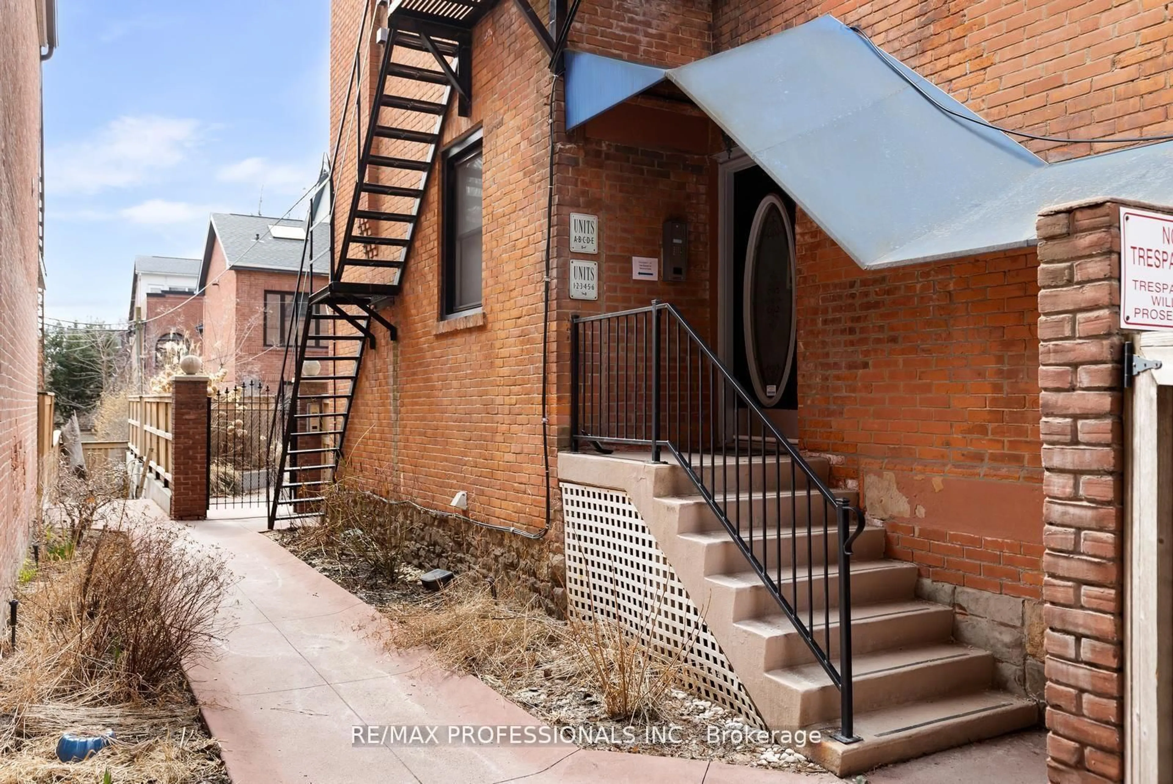 Home with brick exterior material, street for 253 Wellesley St #C, Toronto Ontario M4X 1G8