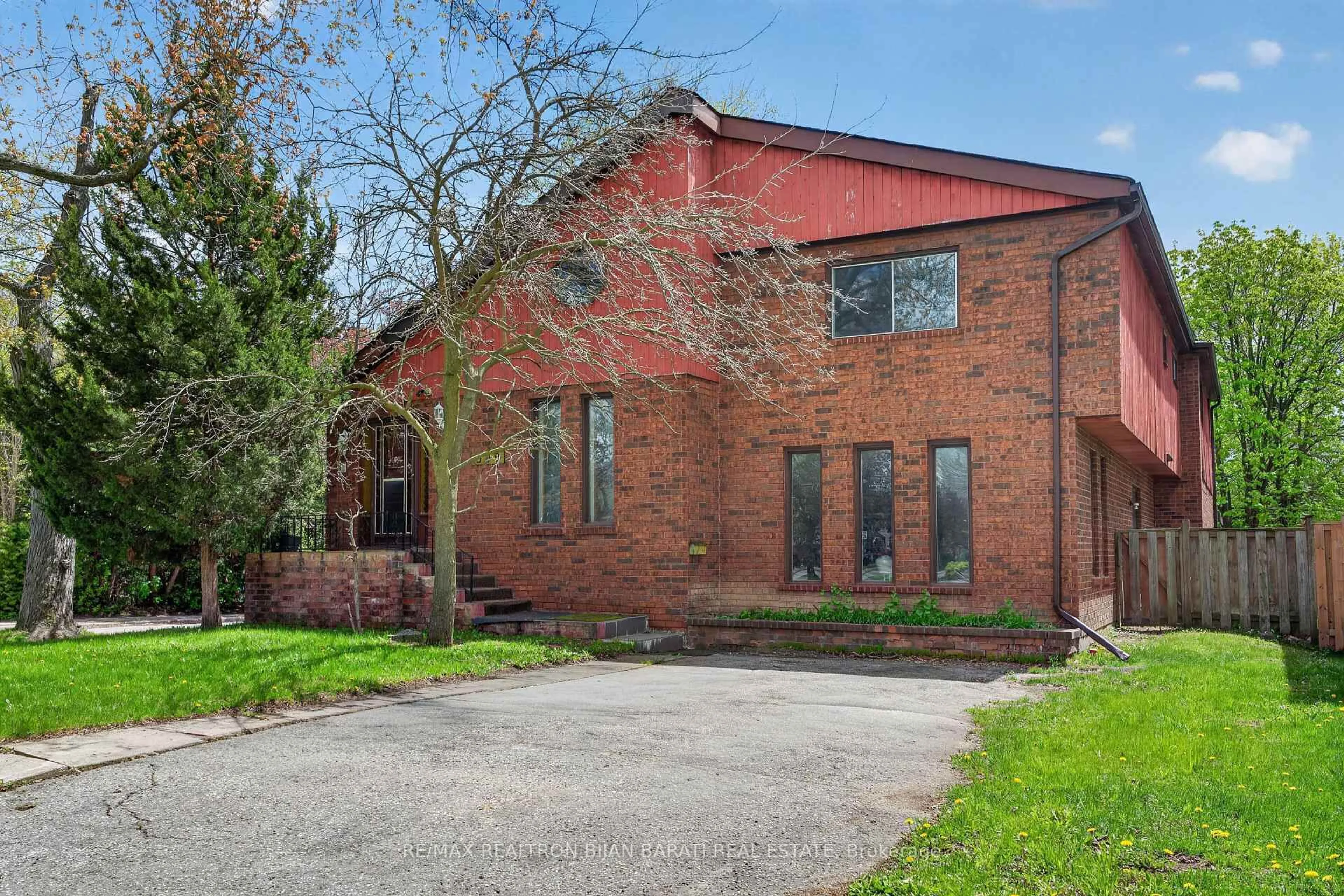 Home with brick exterior material, street for 309 Hillcrest Ave, Toronto Ontario M2N 3P5