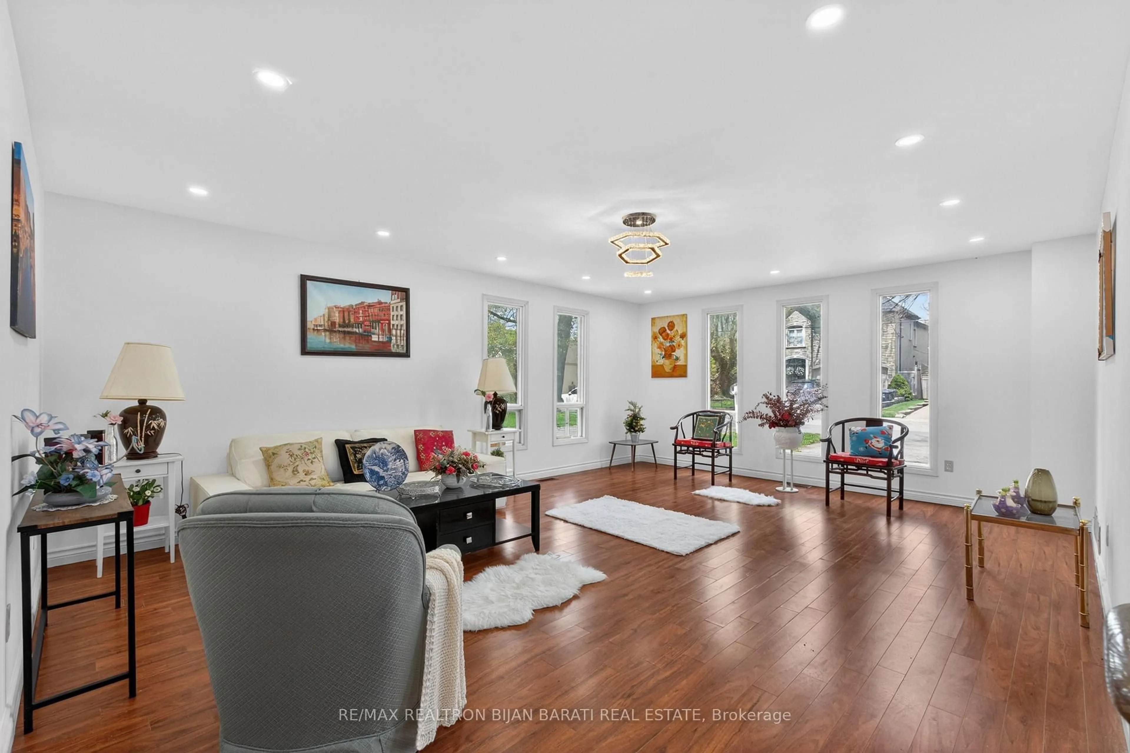 Living room with furniture, unknown for 309 Hillcrest Ave, Toronto Ontario M2N 3P5