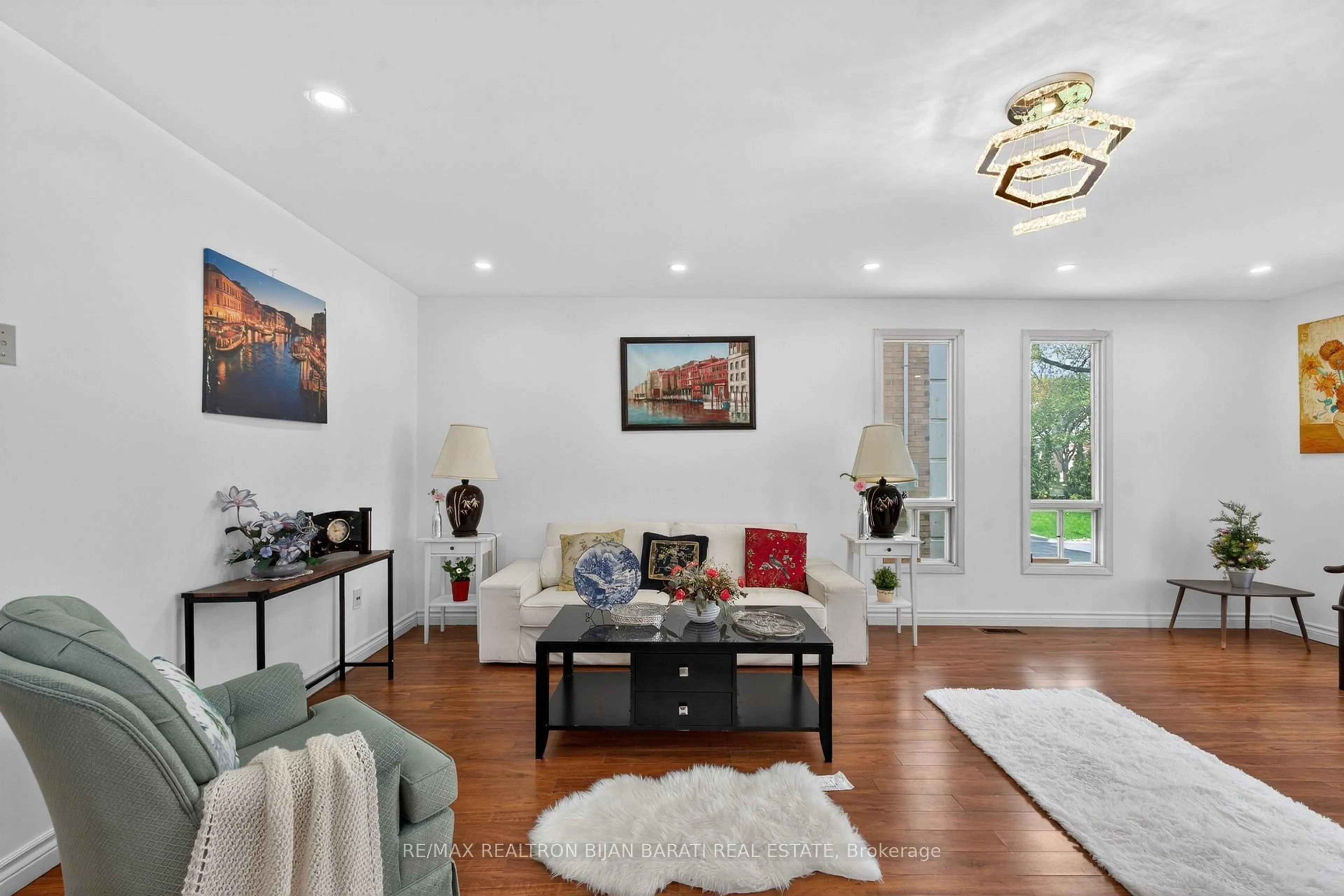 Living room with furniture, unknown for 309 Hillcrest Ave, Toronto Ontario M2N 3P5