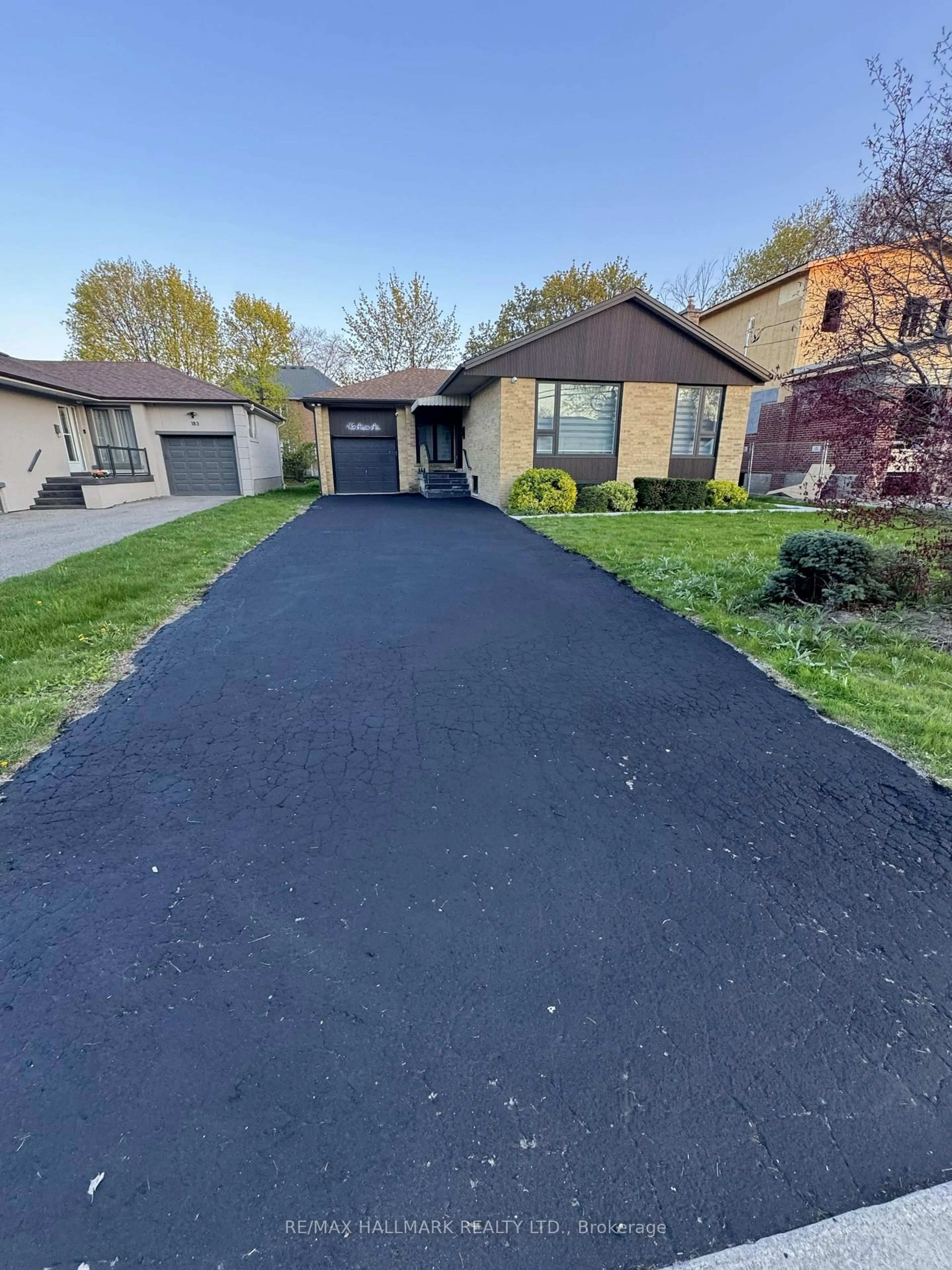 A pic from outside/outdoor area/front of a property/back of a property/a pic from drone, street for 185 Acton Ave, Toronto Ontario M3H 4H6
