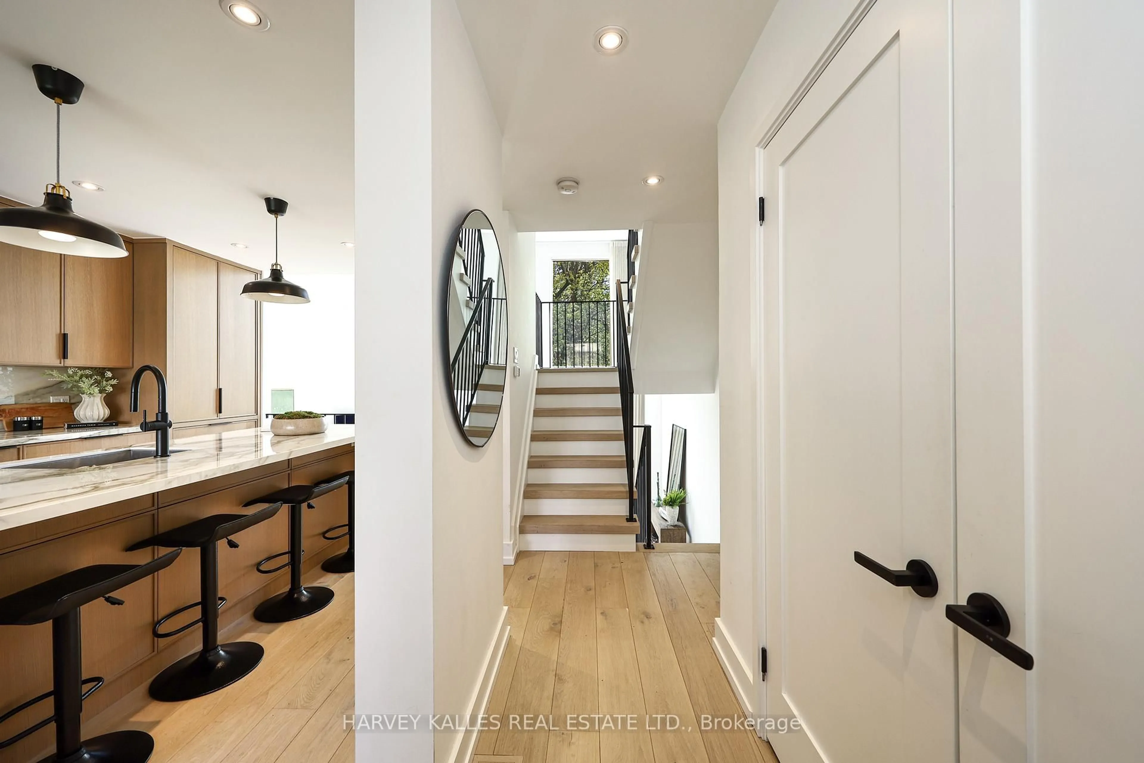 Indoor entryway for 240 Broadway Ave #22, Toronto Ontario M4P 1V9
