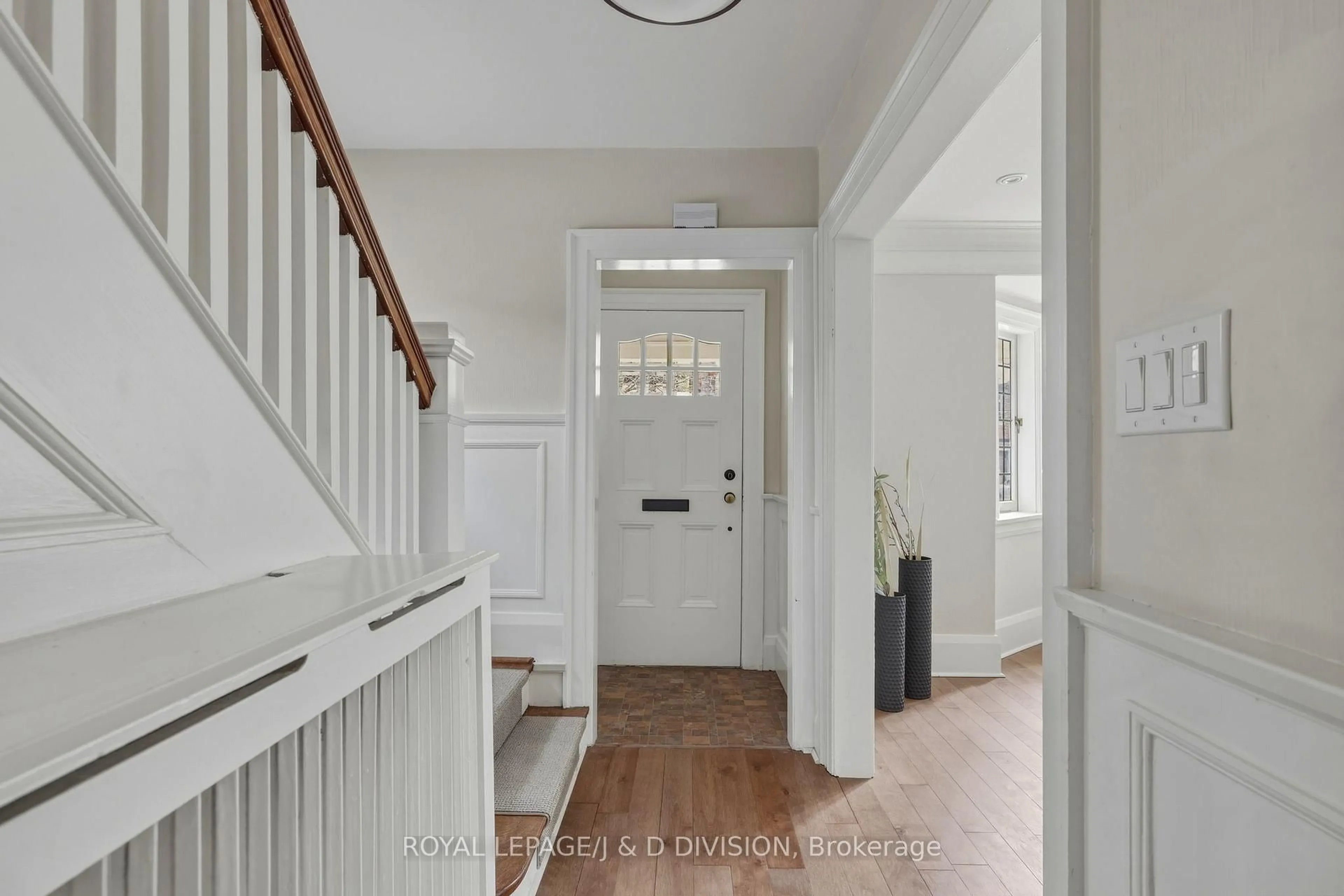 Indoor entryway for 102 Ridge Dr, Toronto Ontario M4T 1B8