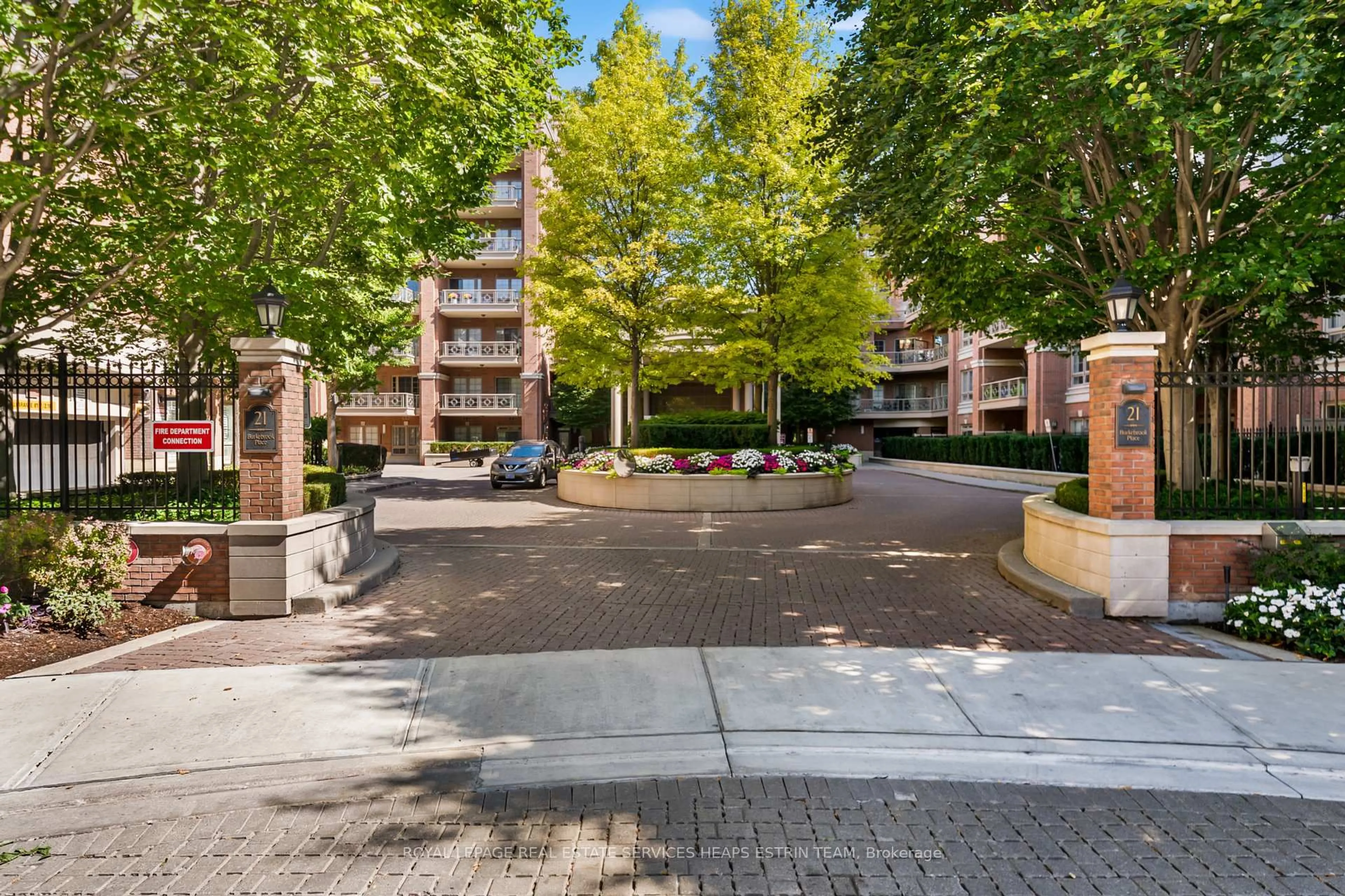 Patio, street for 21 Burkebrook Pl #RL1, Toronto Ontario M4G 0A2