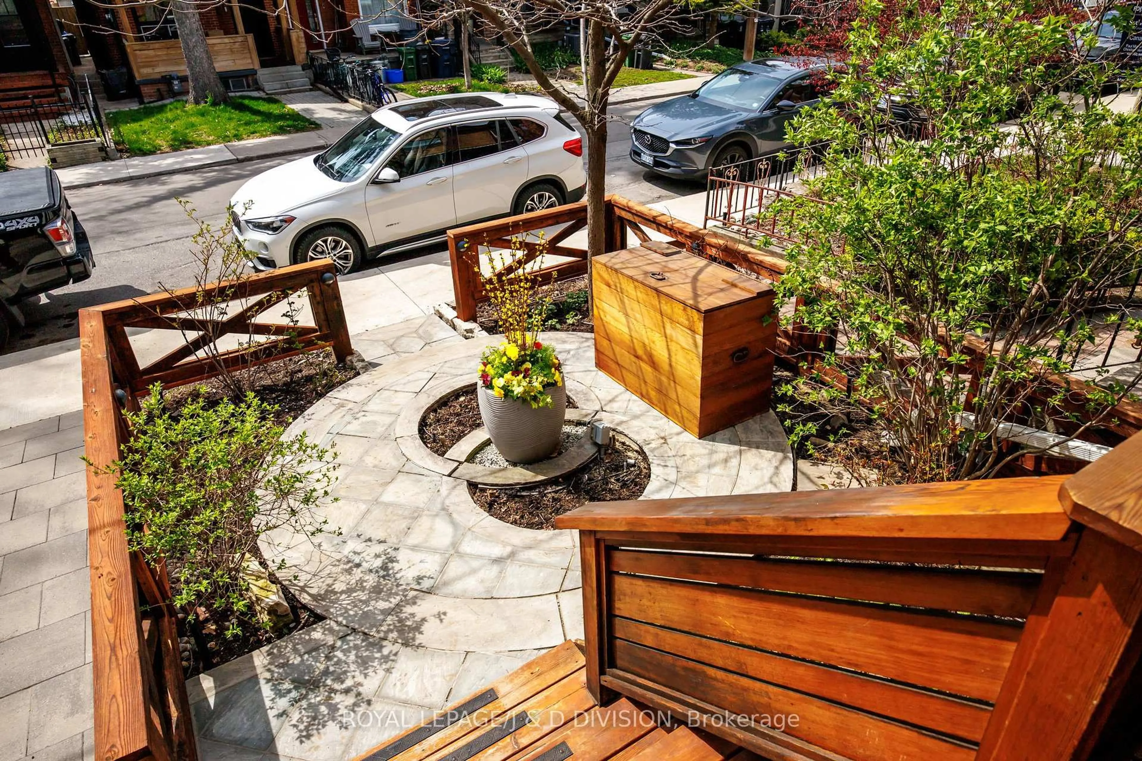 Patio, street for 477 Roxton Rd, Toronto Ontario M6G 3R5