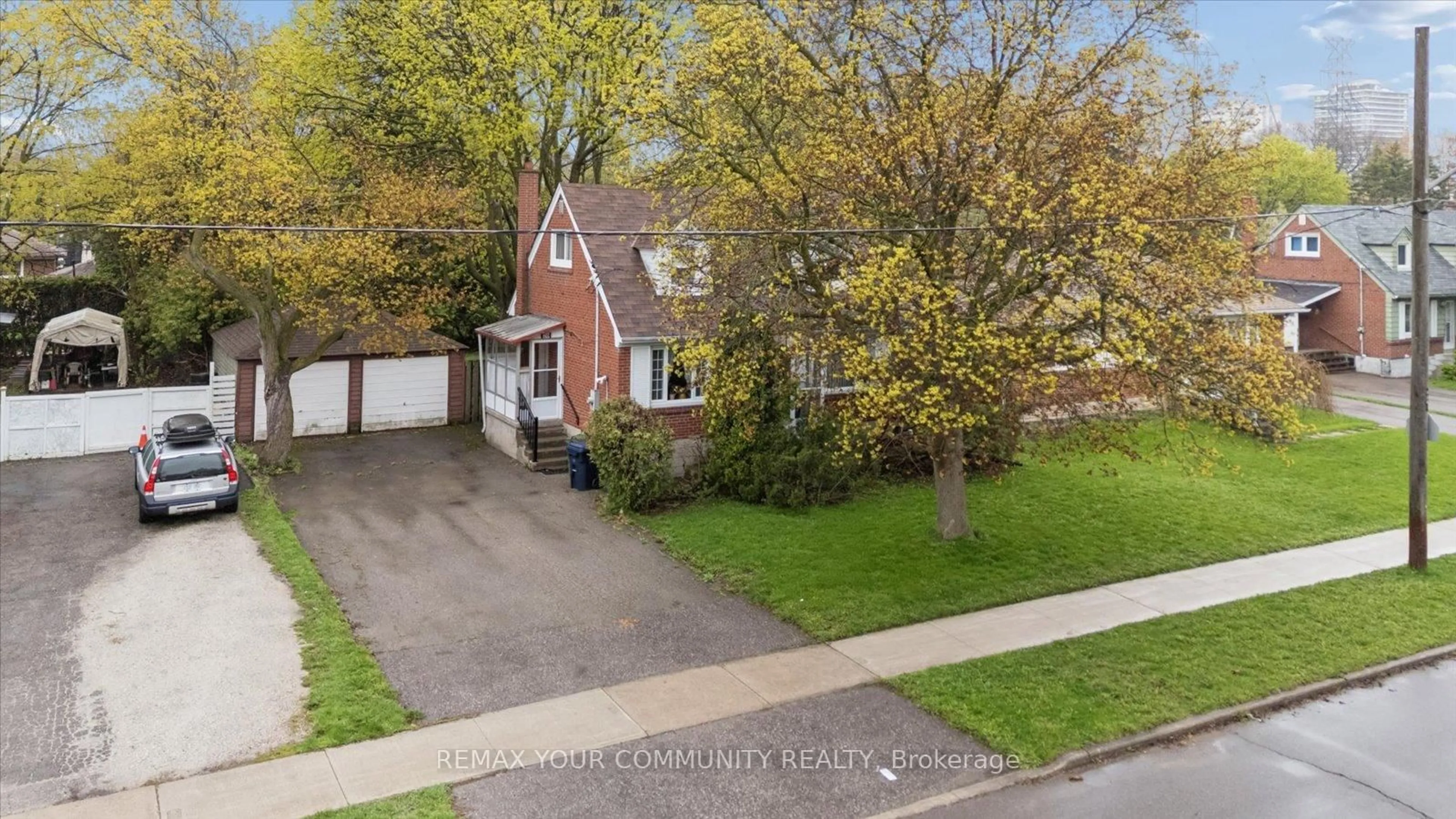 A pic from outside/outdoor area/front of a property/back of a property/a pic from drone, street for 26 Ancona St, Toronto Ontario M2R 2H2