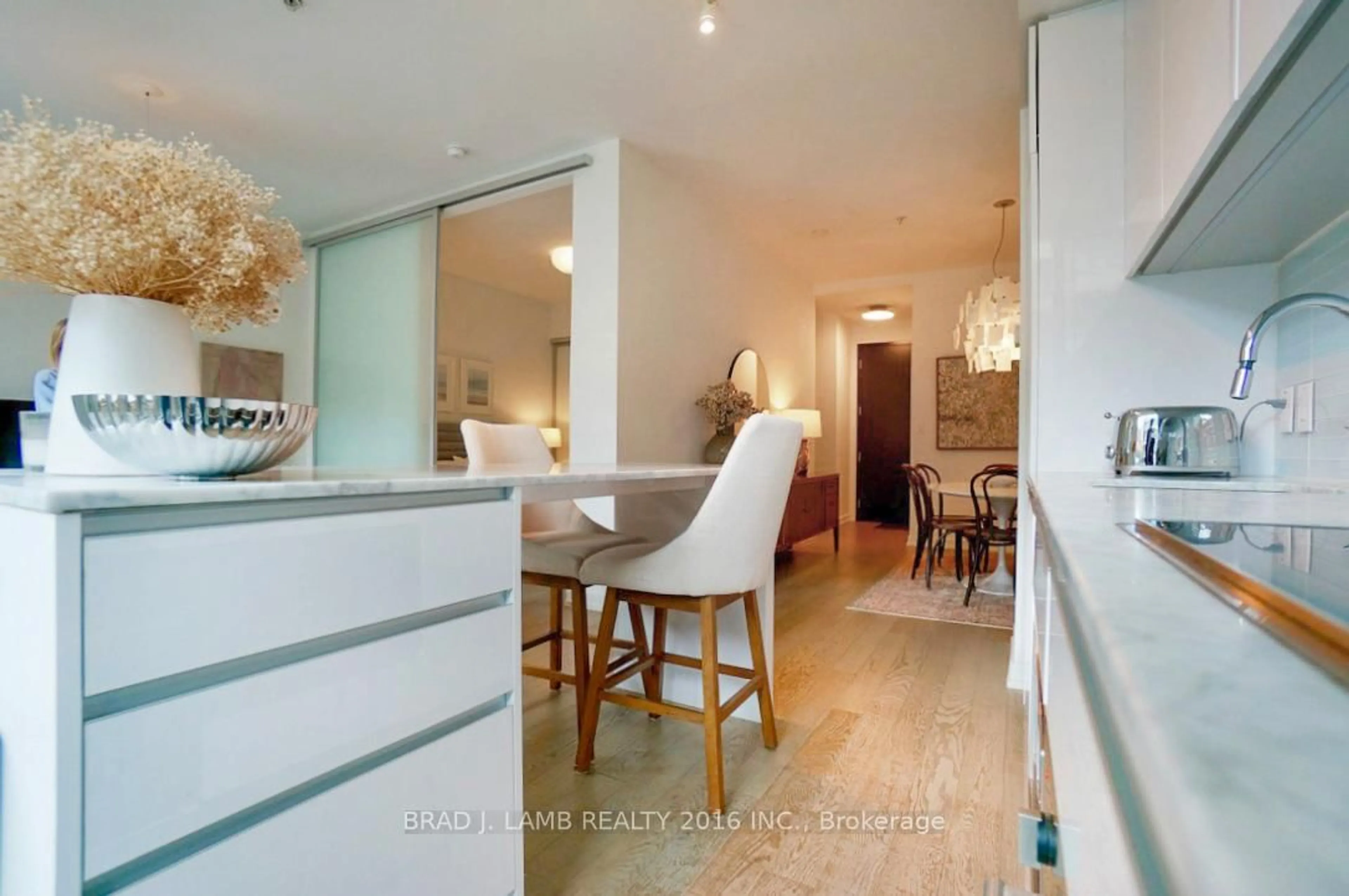 Unknown for 377 Madison Ave #102, Toronto Ontario M4V 3E1