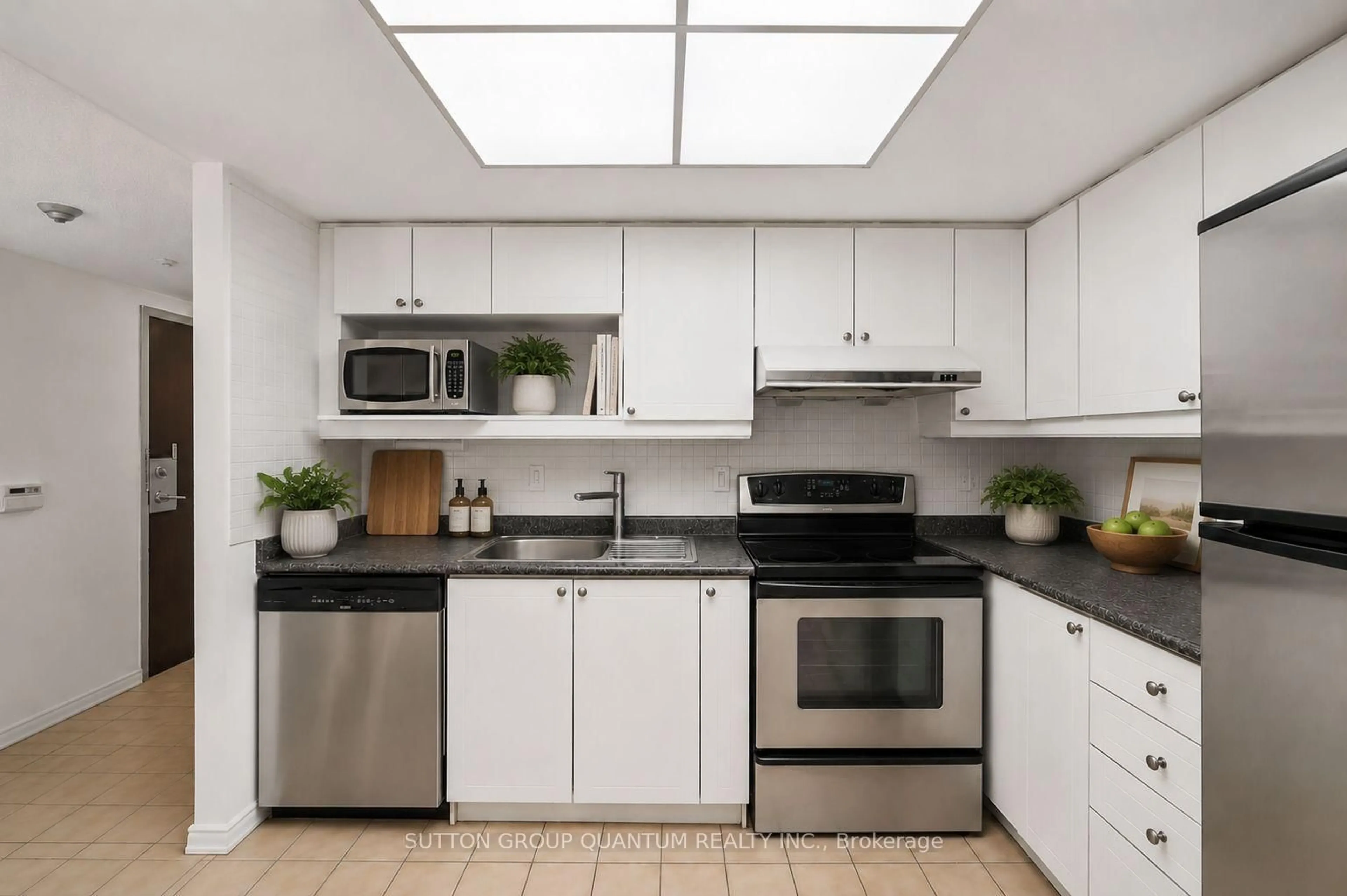 Standard kitchen, ceramic/tile floor for 5765 Yonge St #706, Toronto Ontario M2M 4H9