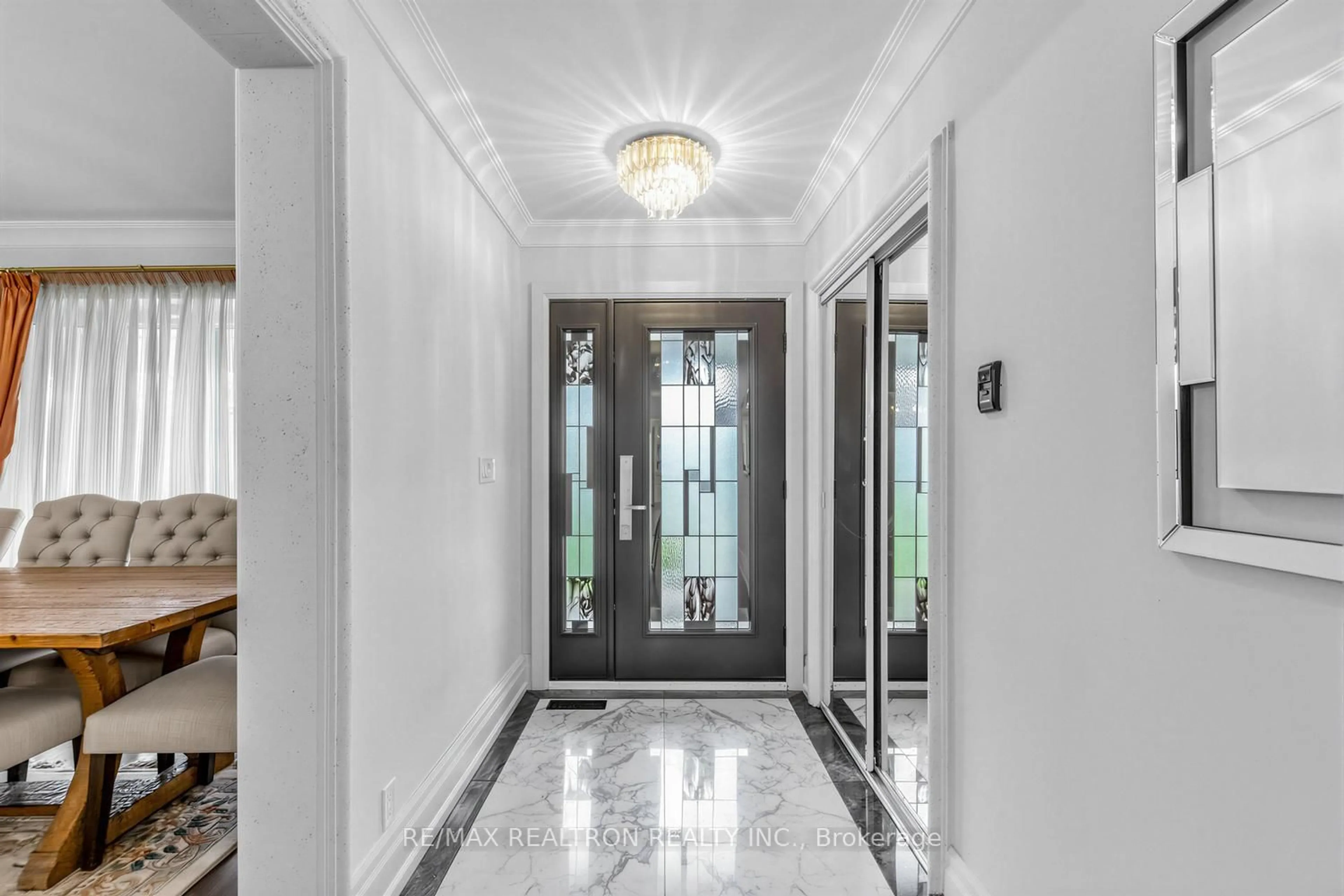 Indoor foyer for 44 Pineway Blvd, Toronto Ontario M2H 1A1