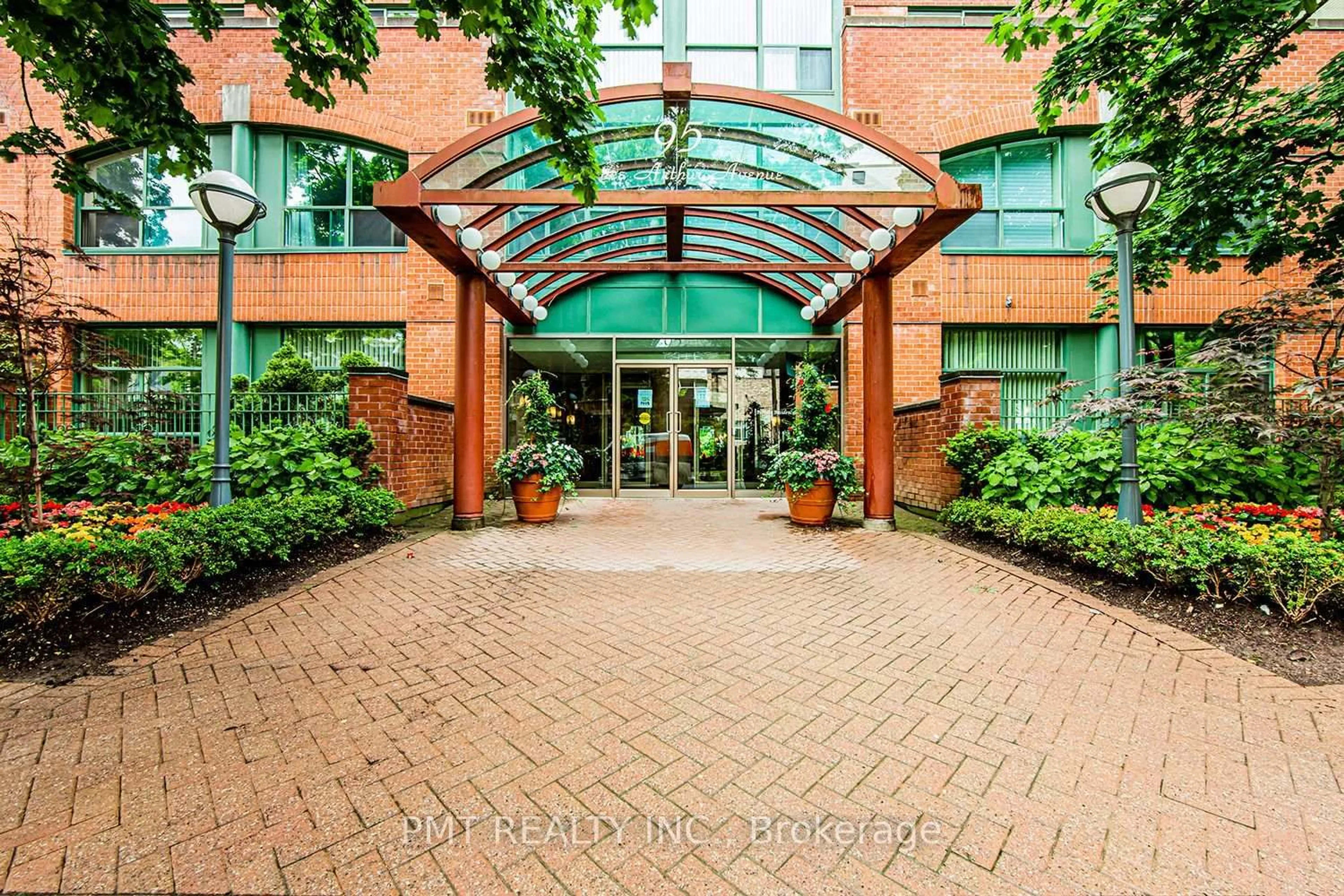 Indoor foyer for 95 Prince Arthur Ave #103, Toronto Ontario M5R 3P6