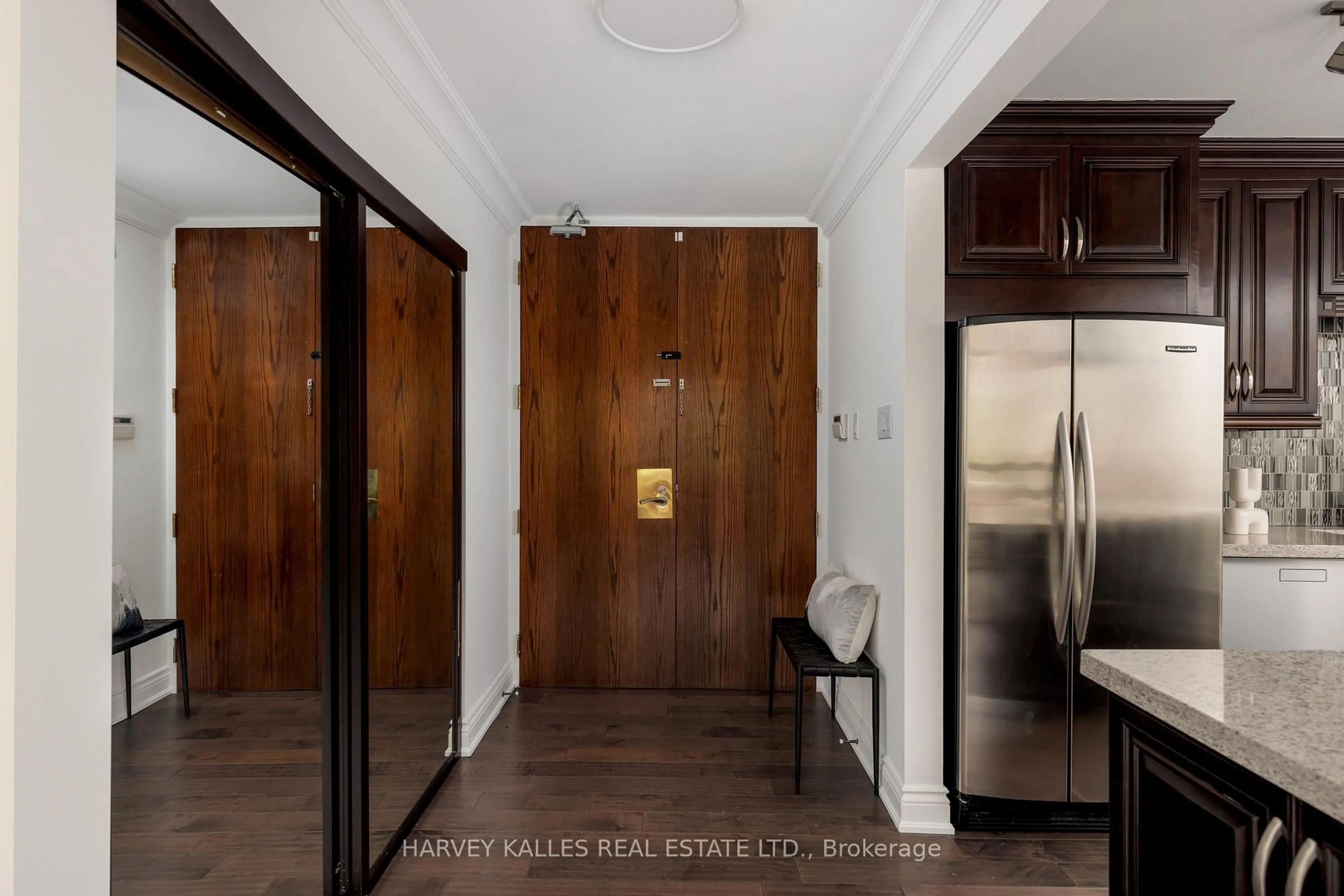 Indoor entryway for 447 Walmer Rd #307, Toronto Ontario M5P 2X9