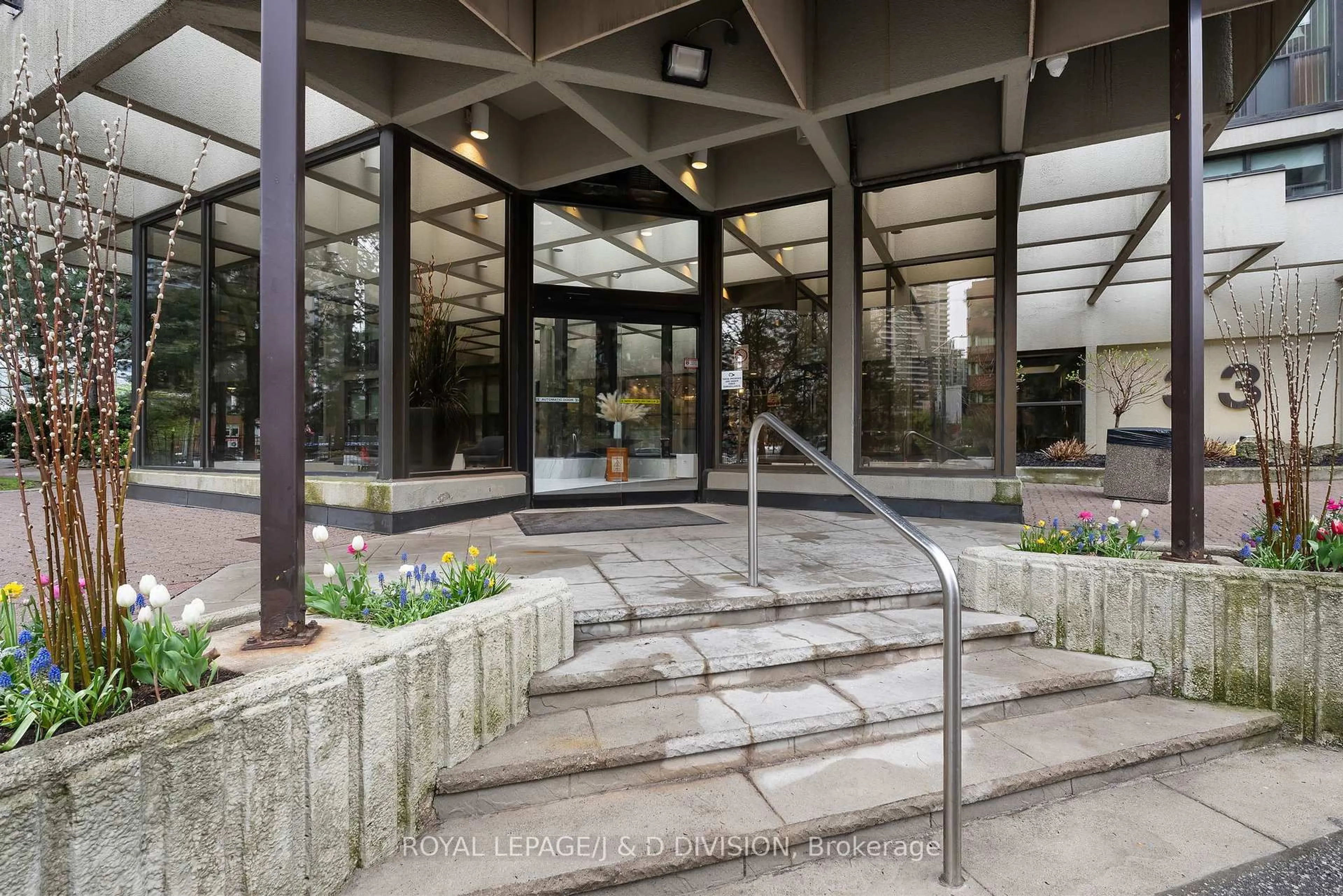 Indoor foyer for 33 Elmhurst Ave #1201, Toronto Ontario M2N 6G8