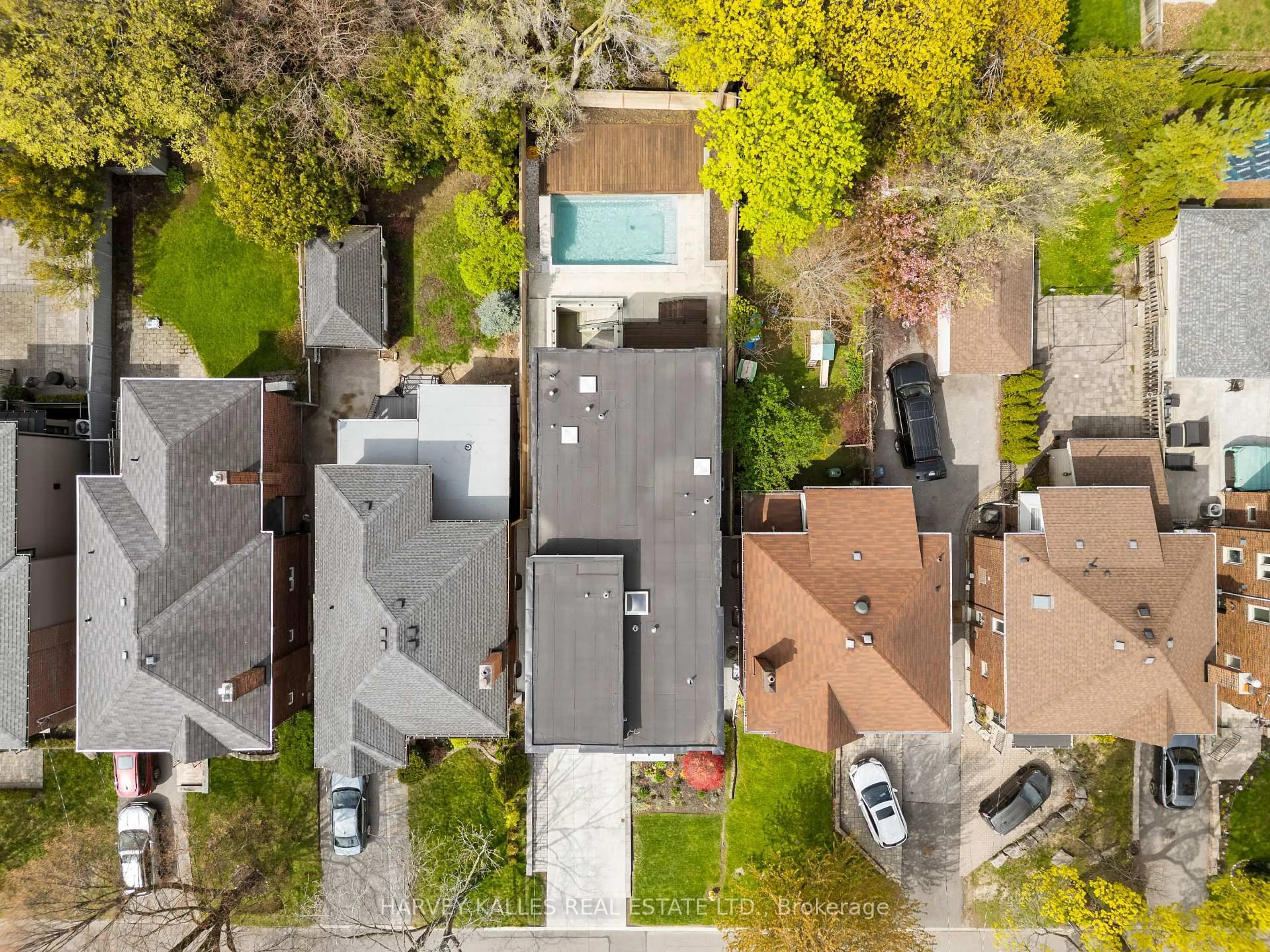 A pic from outside/outdoor area/front of a property/back of a property/a pic from drone, street for 52 Elmsthorpe Ave, Toronto Ontario M5P 2L7