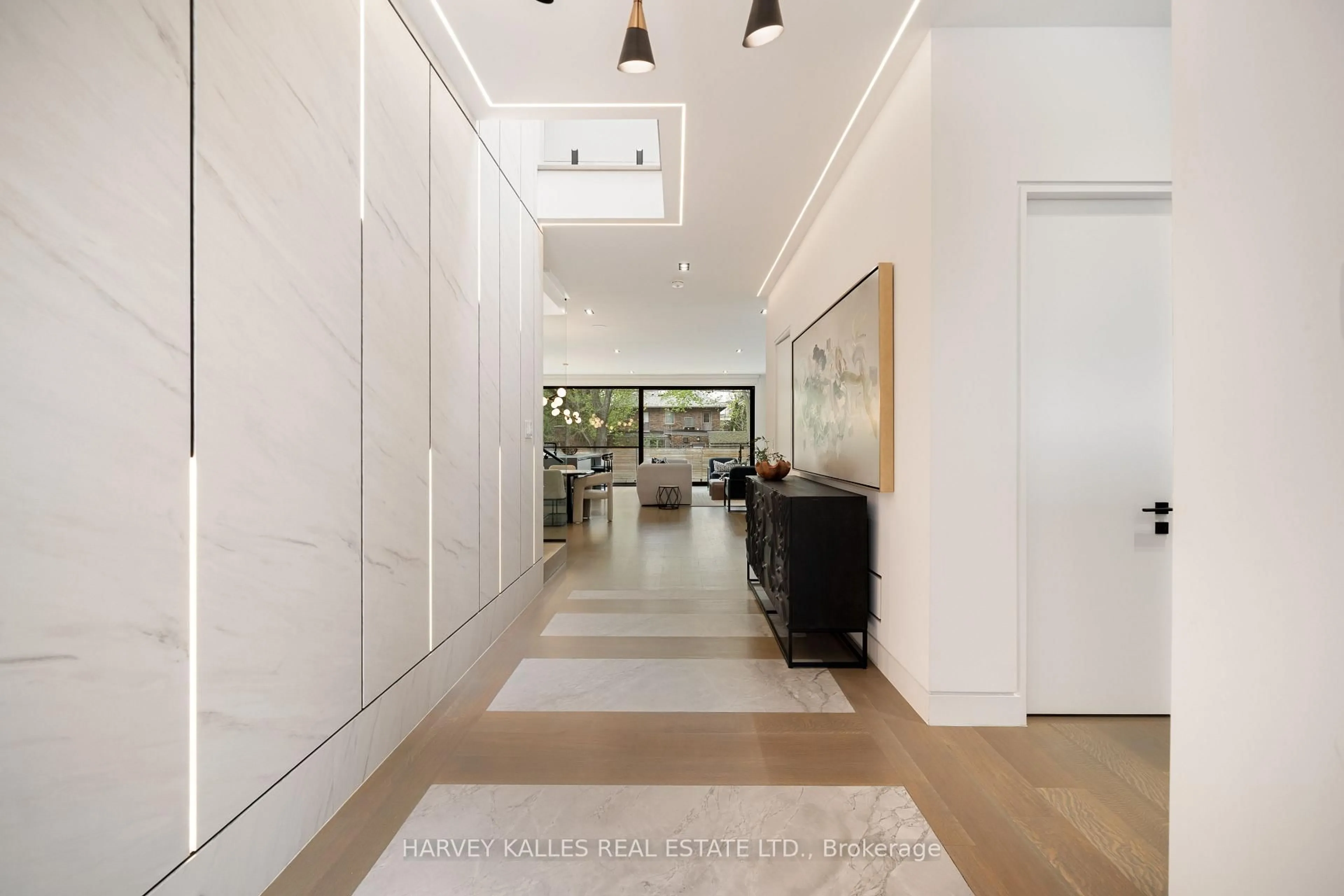 Indoor foyer for 52 Elmsthorpe Ave, Toronto Ontario M5P 2L7