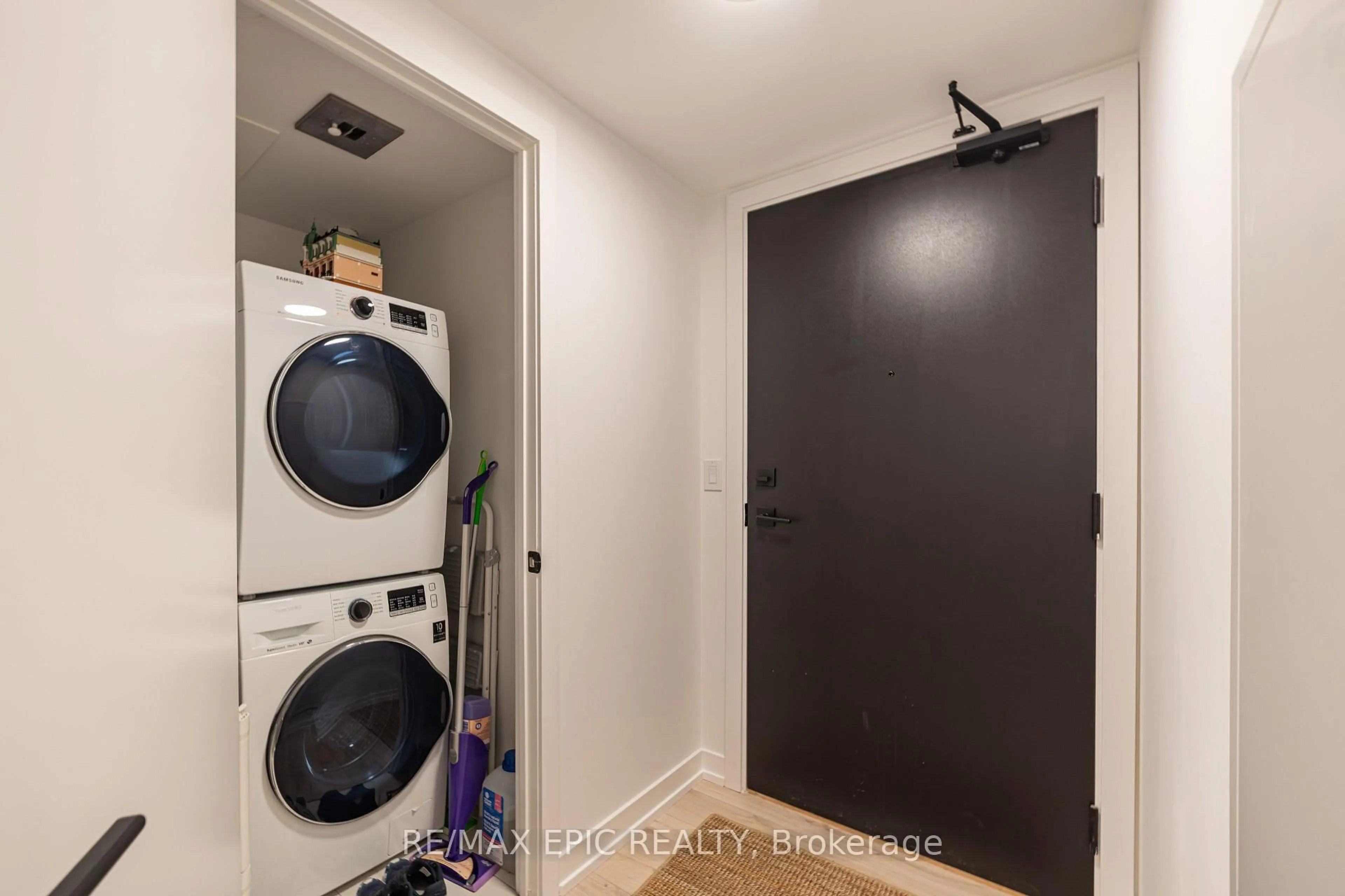 Laundry room for 2 Augusta Ave #302, Toronto Ontario M5V 0T3