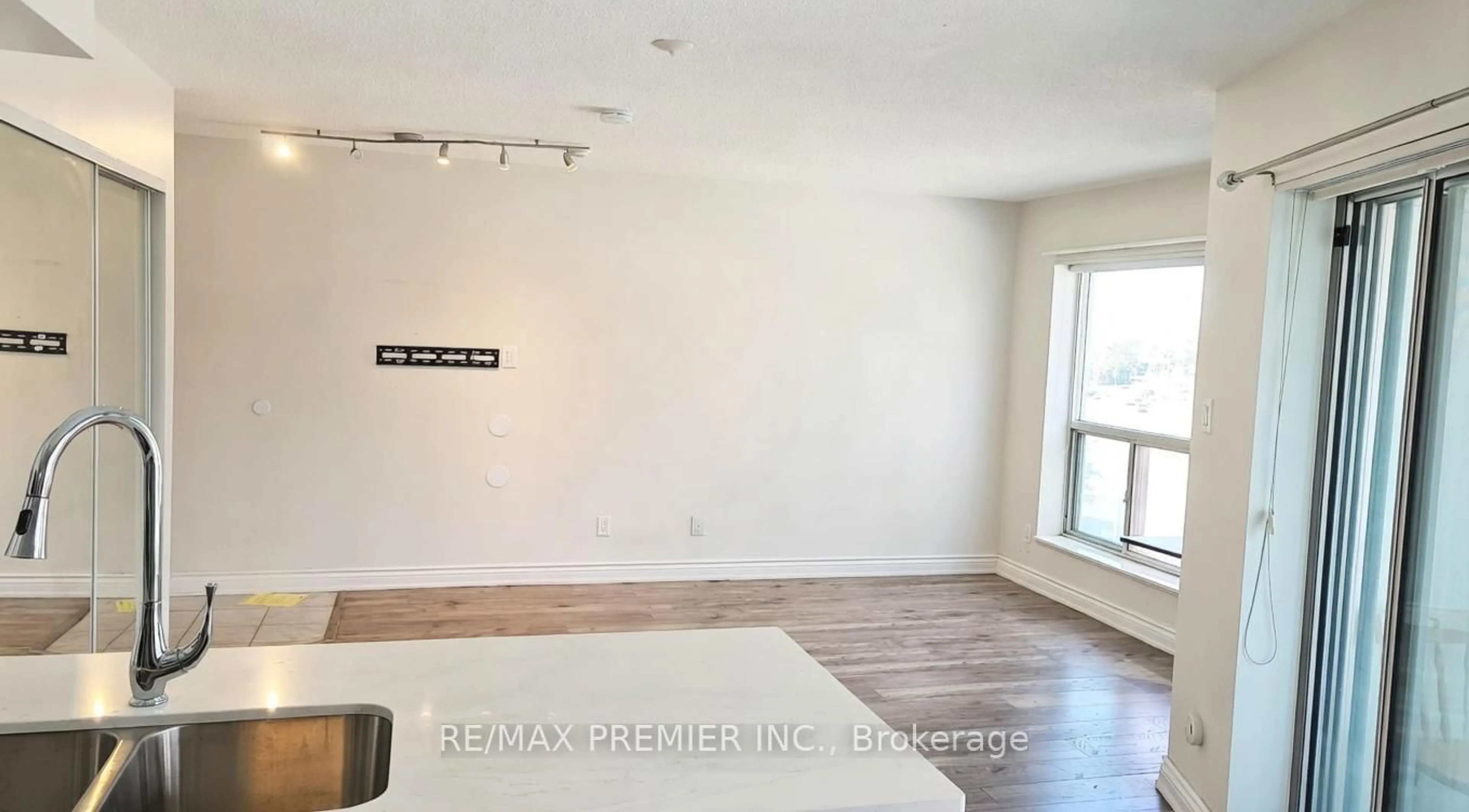 A pic of a room for 600 Queens Quay #719, Toronto Ontario M5V 3M3