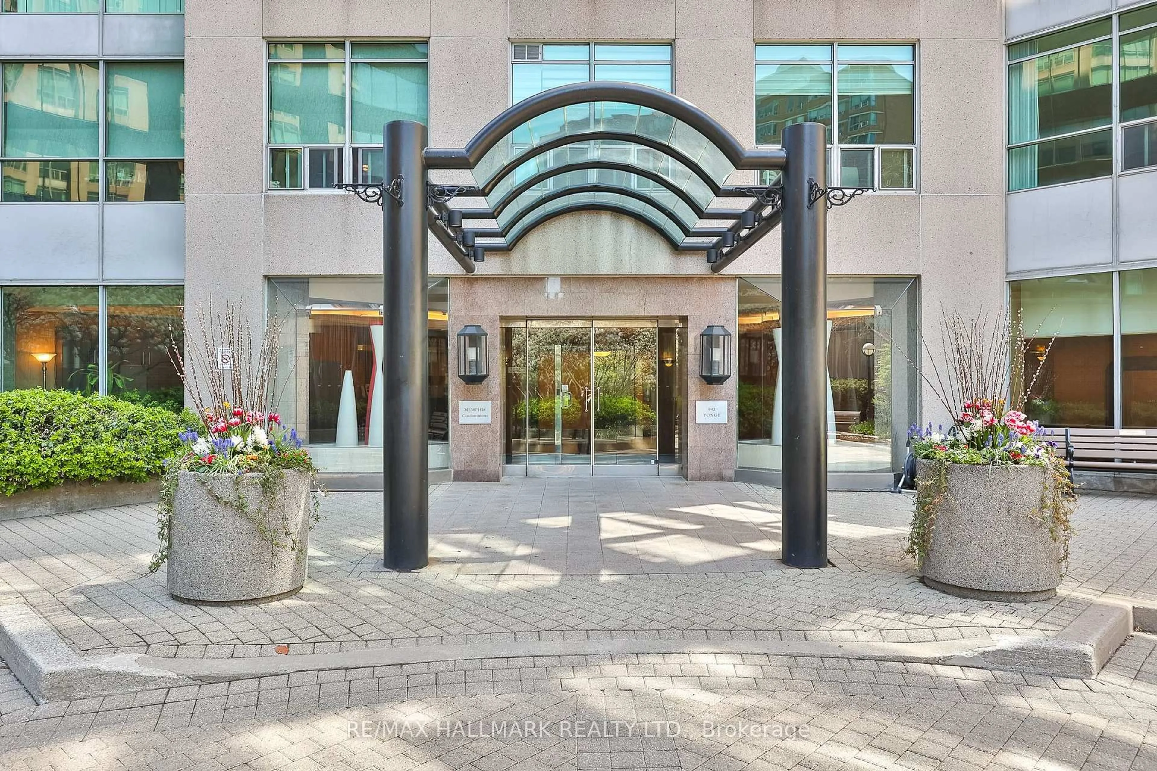 Indoor foyer for 942 Yonge St #506, Toronto Ontario M4W 3S8
