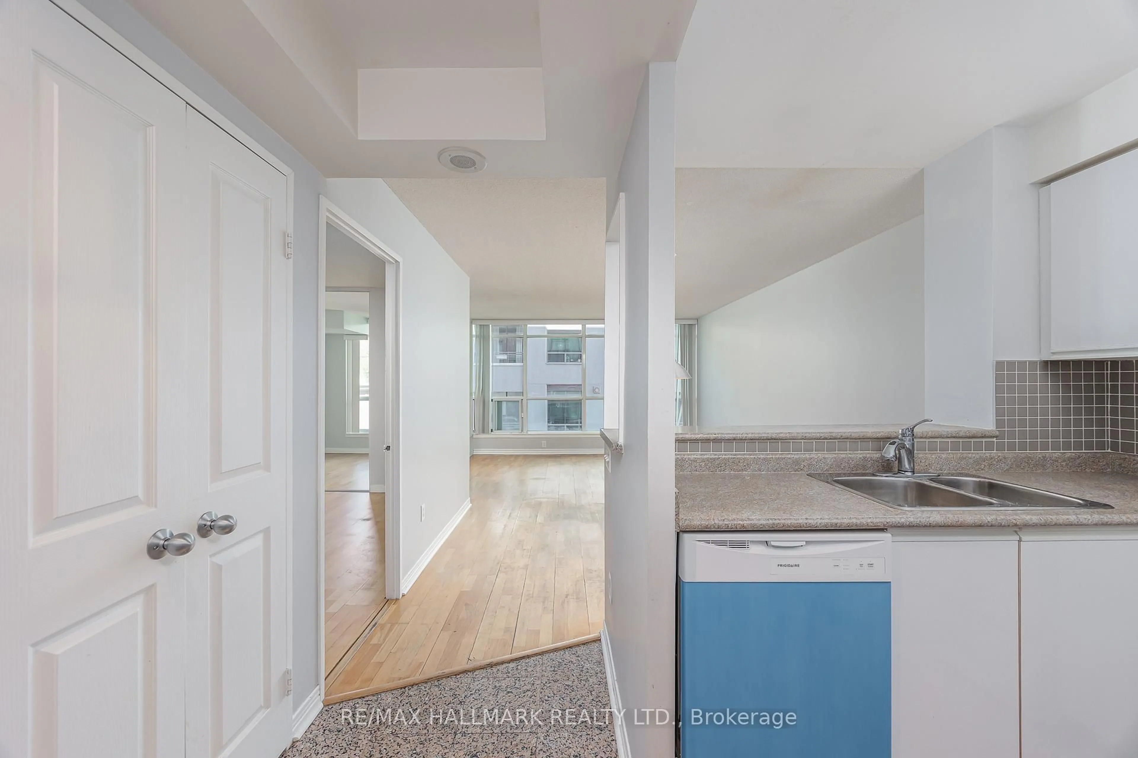 Unknown for 942 Yonge St #506, Toronto Ontario M4W 3S8