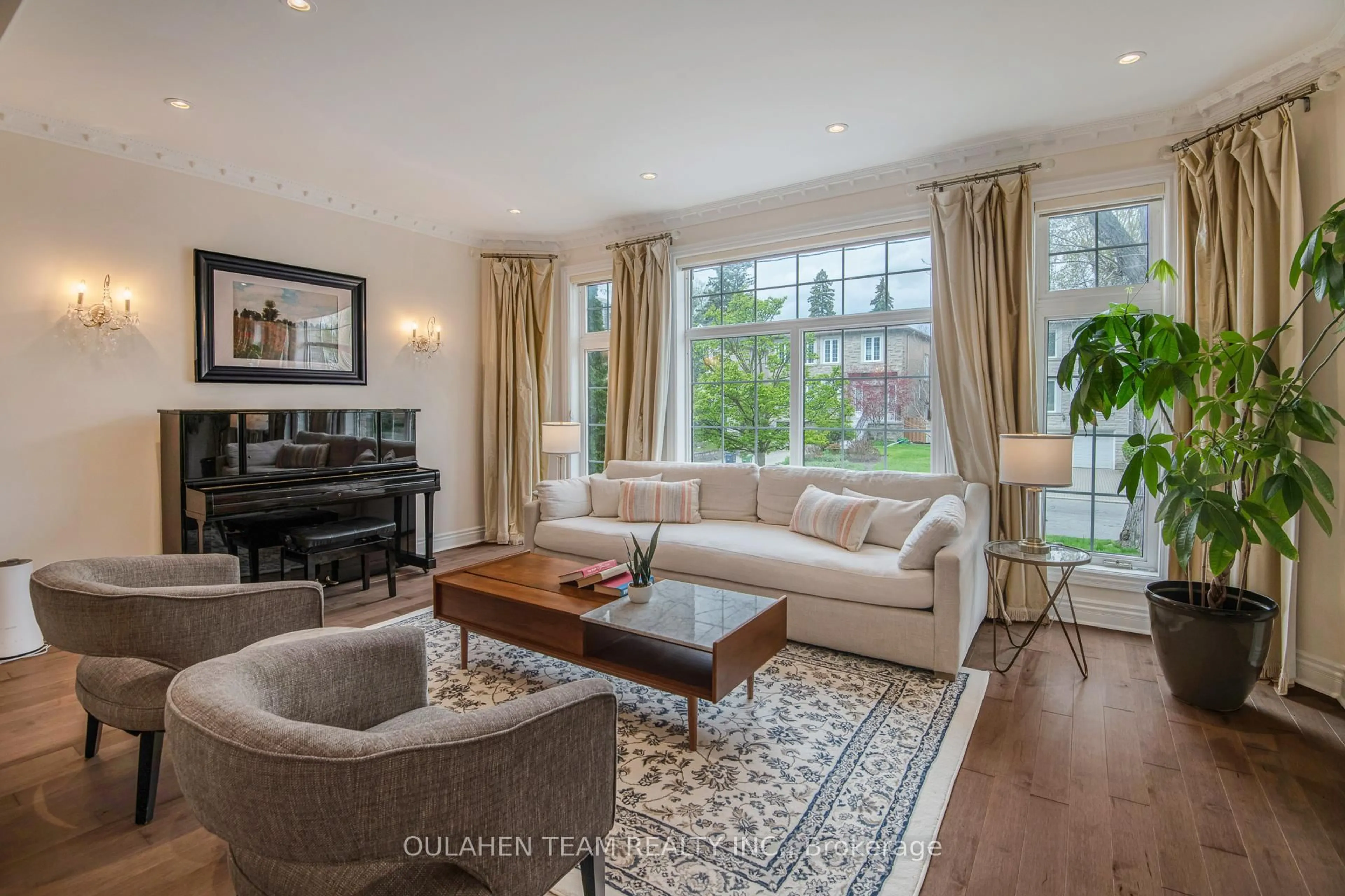 Living room with furniture, unknown for 133 Spring Garden Ave, Toronto Ontario M2N 3G6