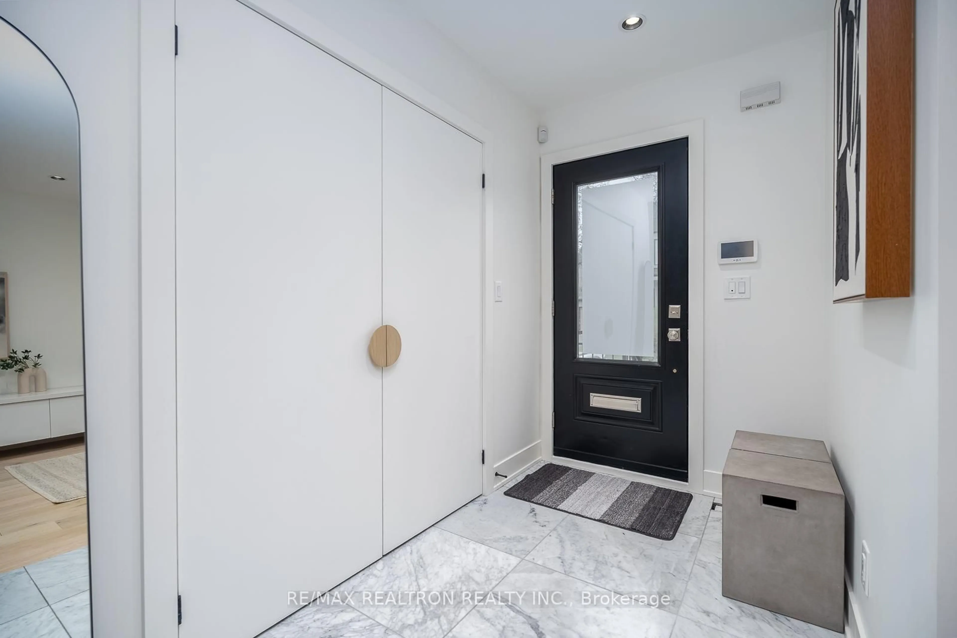 Indoor entryway for 16 Peveril Hill, Toronto Ontario M6C 3B1