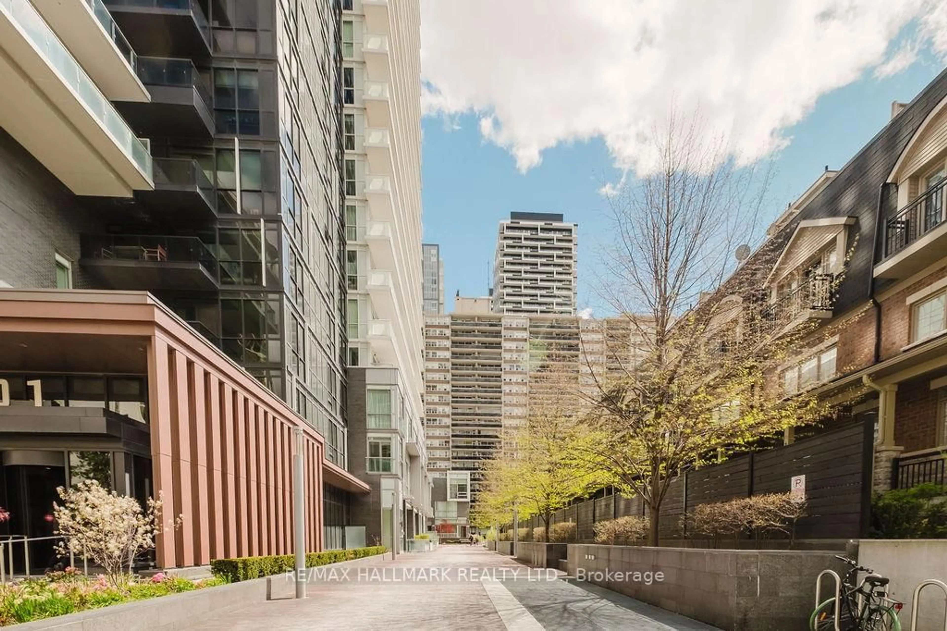 Patio, street for 101 Erskine Ave #3005, Toronto Ontario M4P 1Y5