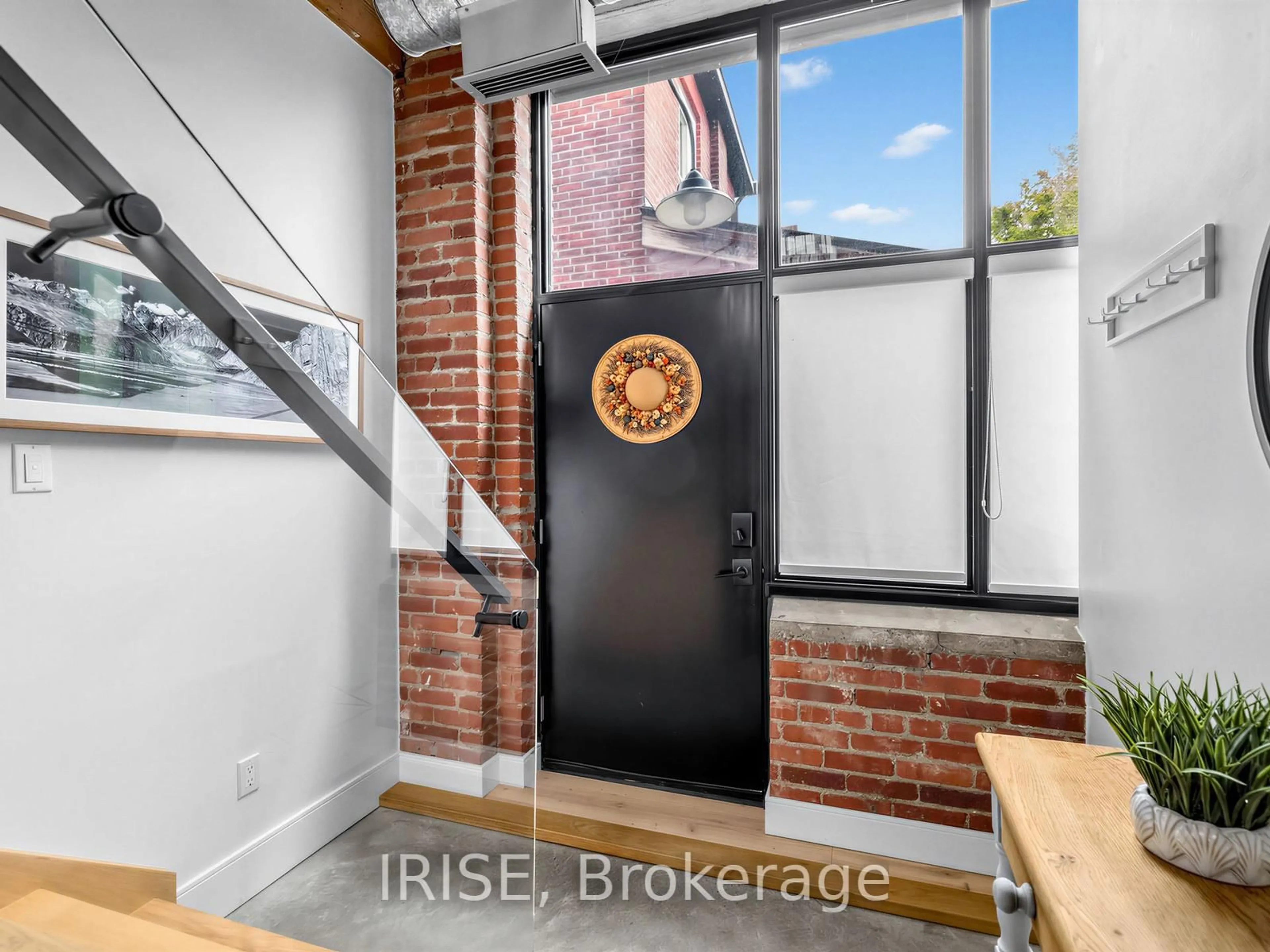 Indoor entryway for 200 Clinton St #3, Toronto Ontario M6G 2Y5