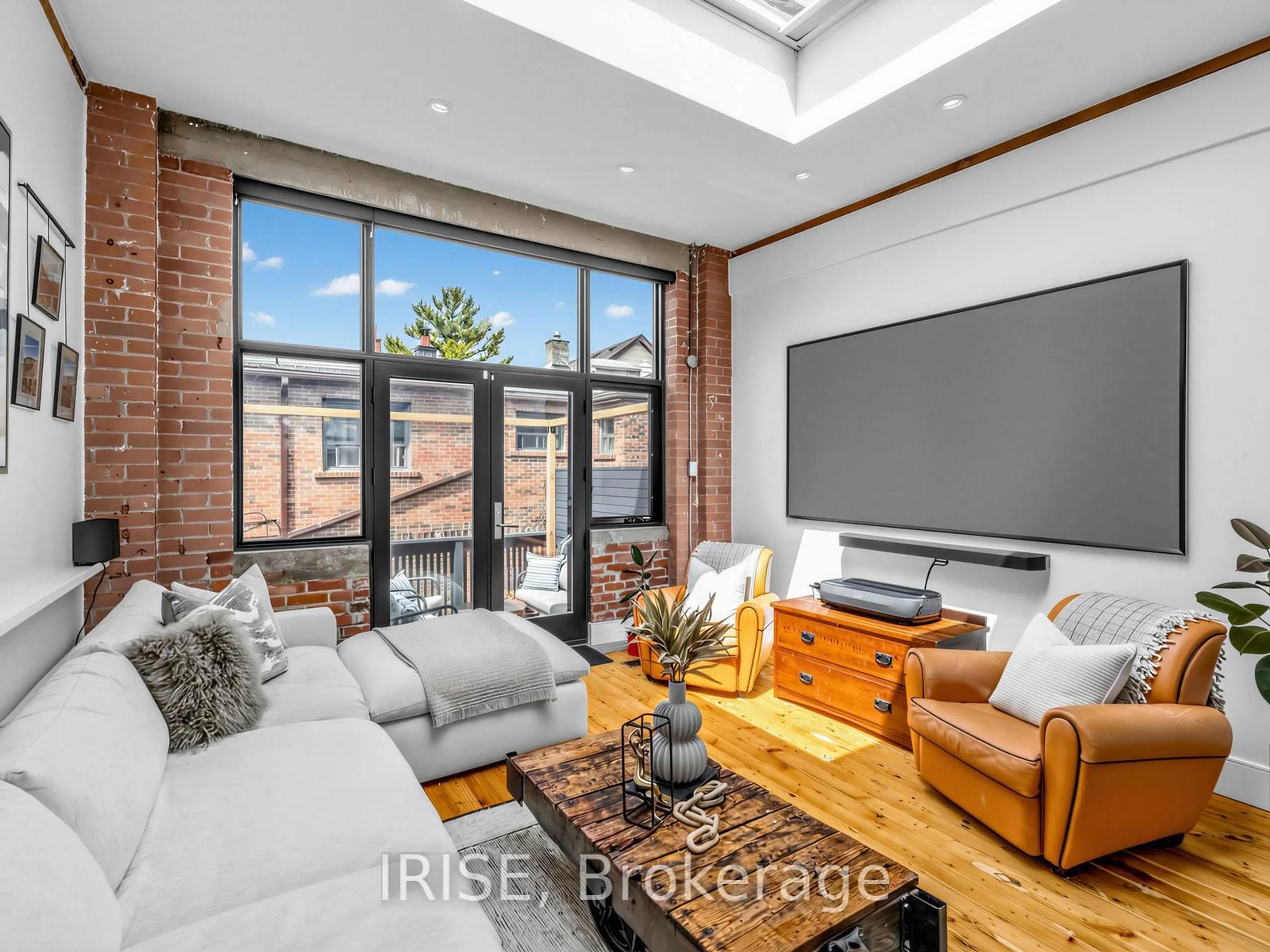 Home theater for 200 Clinton St #3, Toronto Ontario M6G 2Y5
