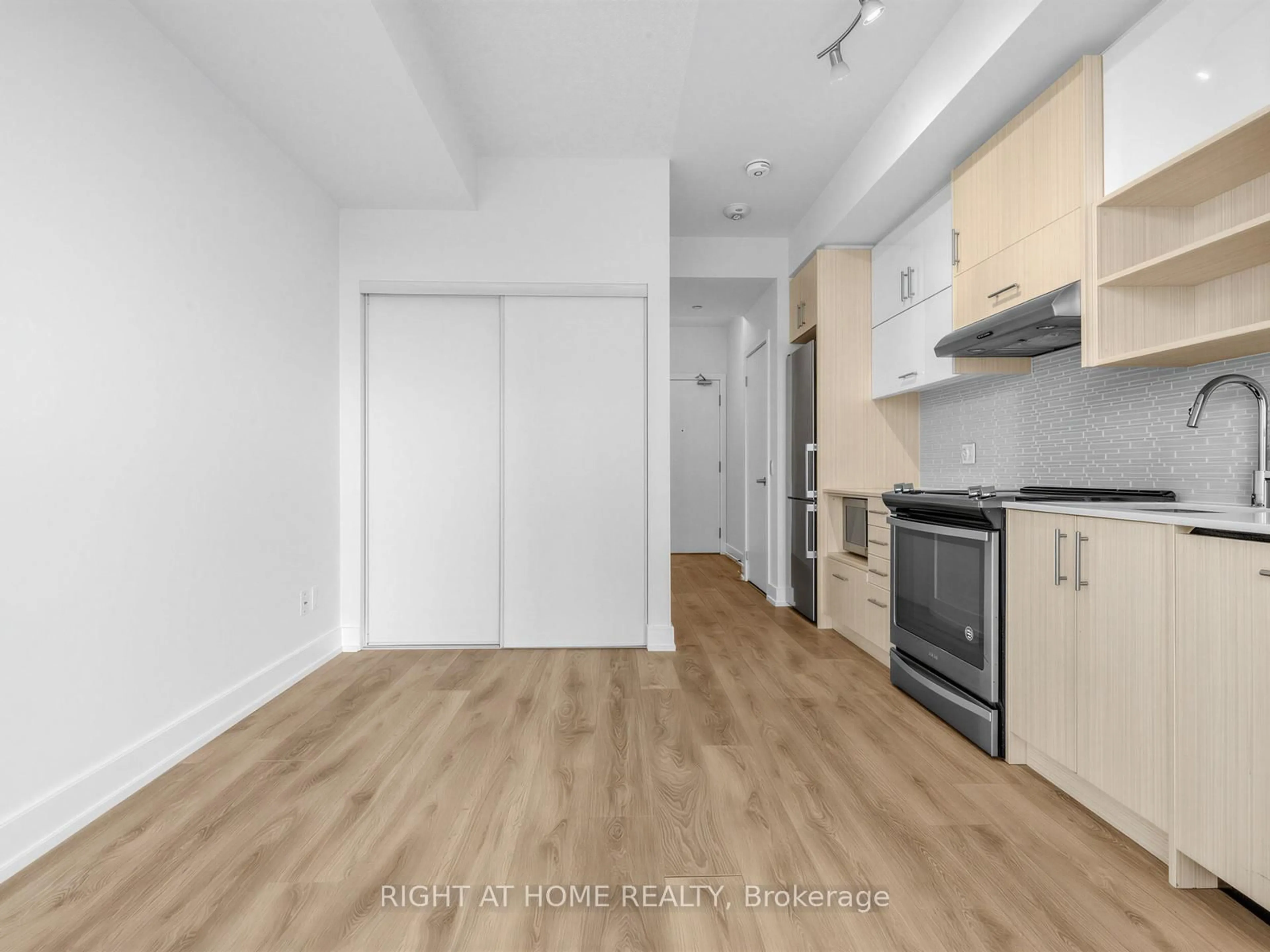 Standard kitchen, wood/laminate floor for 128 Fairview Mall Dr #509, Toronto Ontario M2J 0E8