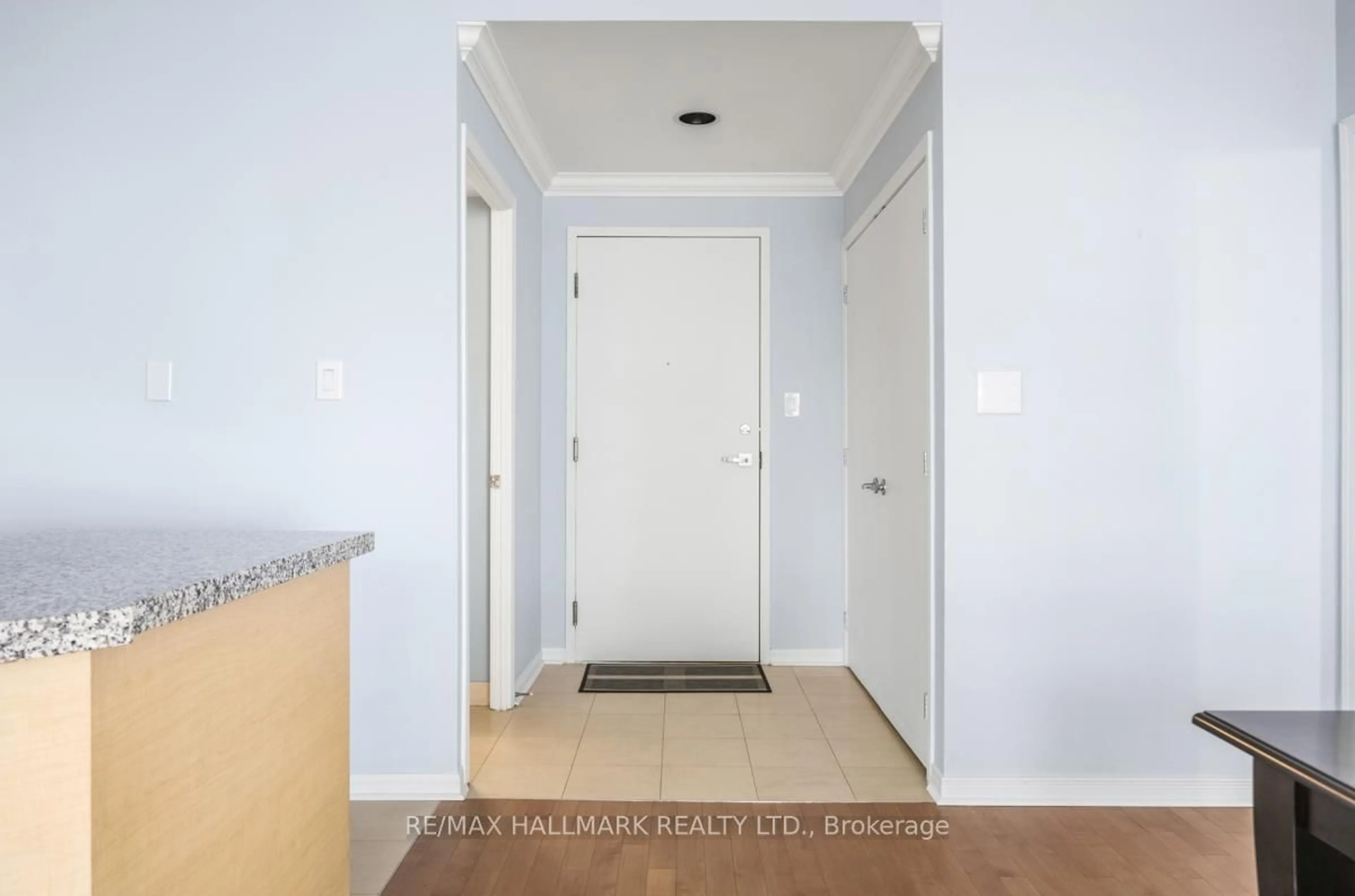 Indoor entryway for 228 Queens Quay #2707, Toronto Ontario M5J 2X1