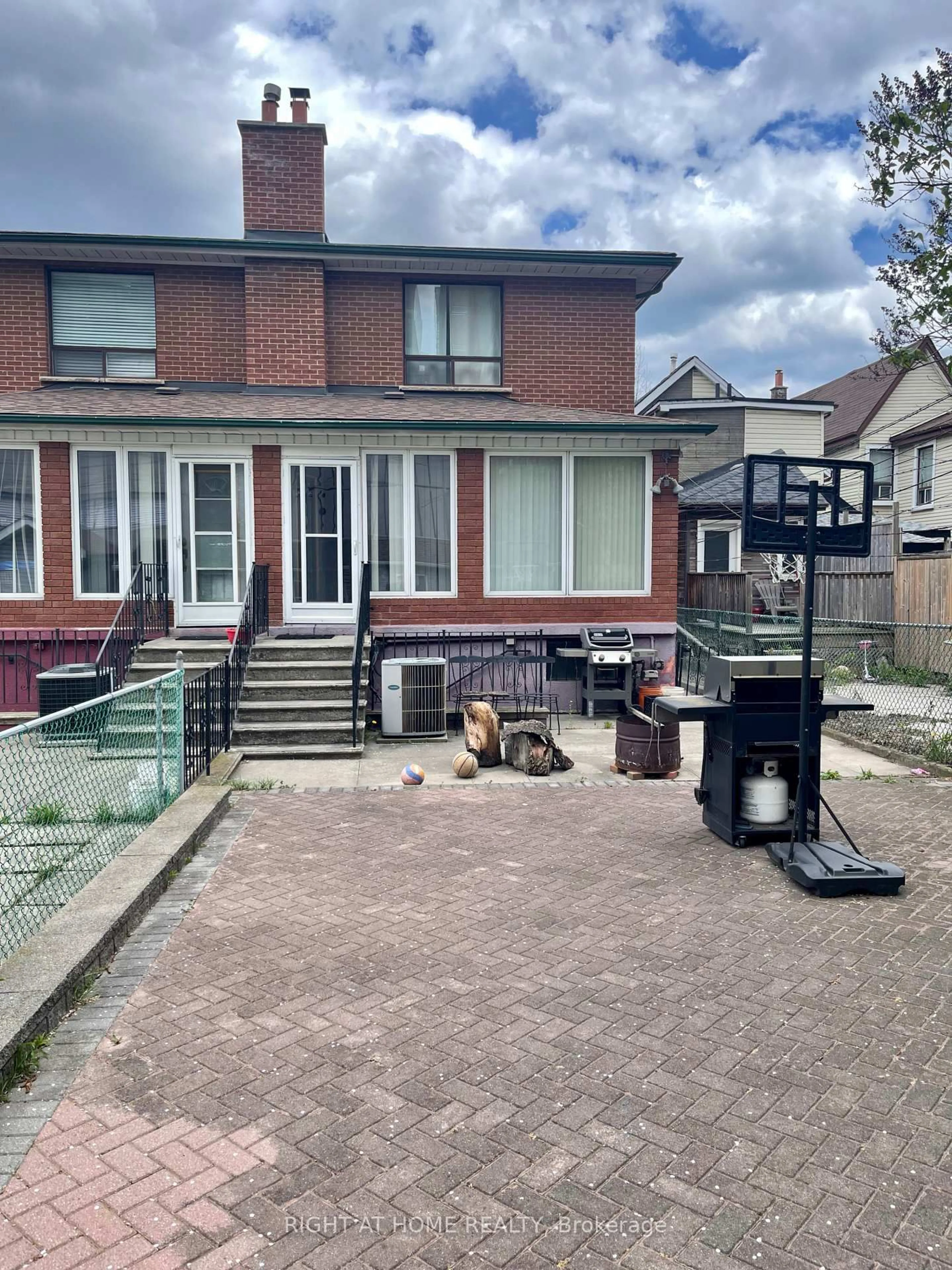 Patio, street for 40 Bellevue Ave, Toronto Ontario M5T 2N4
