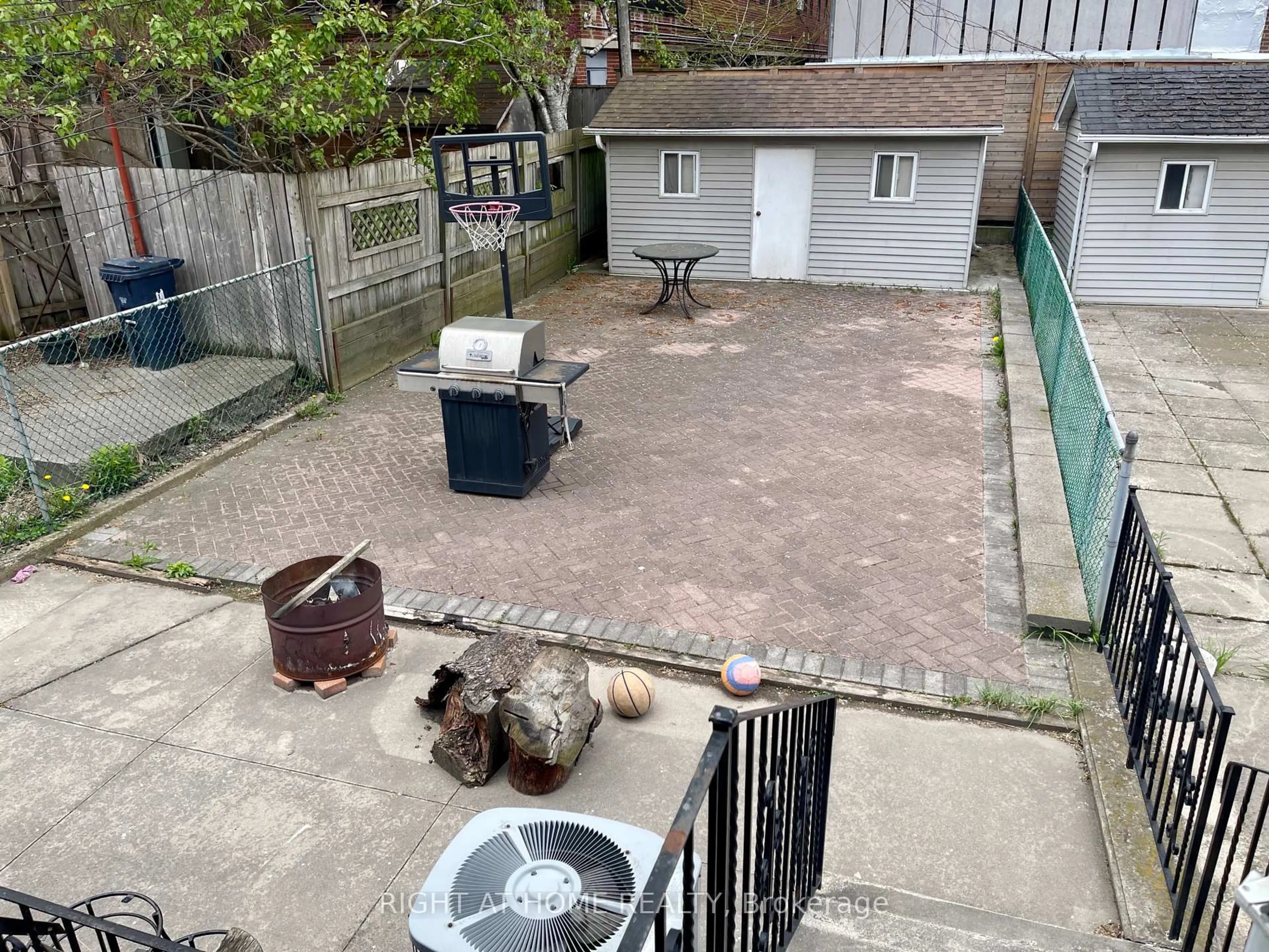 A pic from outside/outdoor area/front of a property/back of a property/a pic from drone, street for 40 Bellevue Ave, Toronto Ontario M5T 2N4