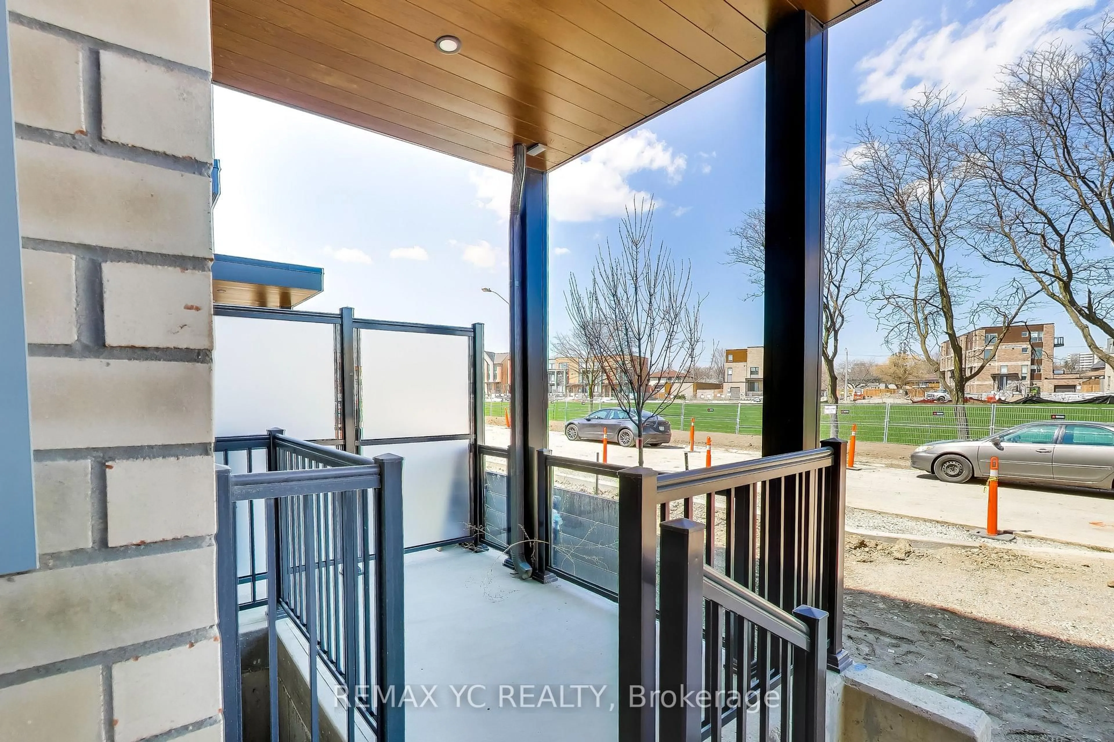 Indoor entryway for 18 Deep Roots Terr, Toronto Ontario M6A 0G1