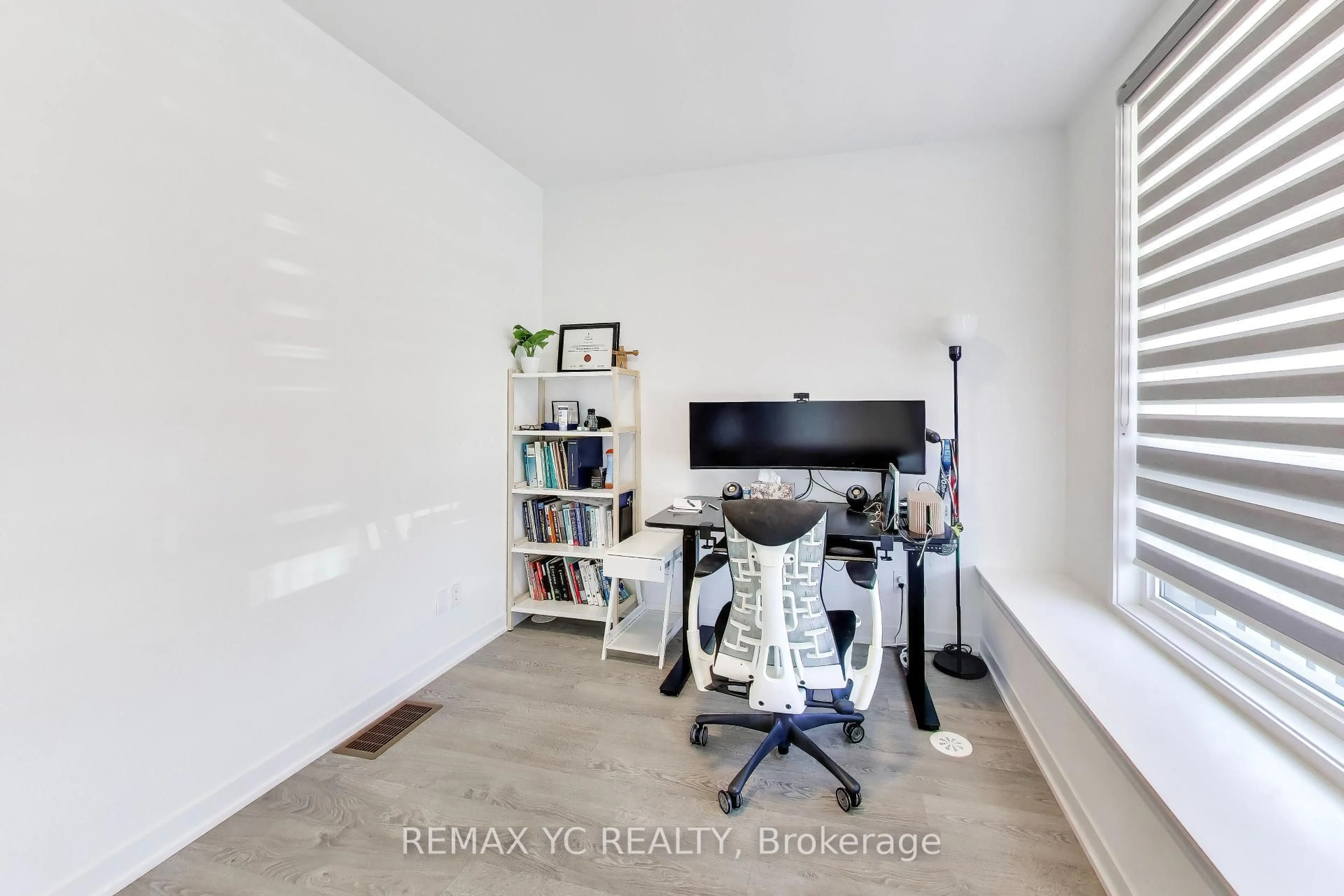 A pic of a room for 18 Deep Roots Terr, Toronto Ontario M6A 0G1